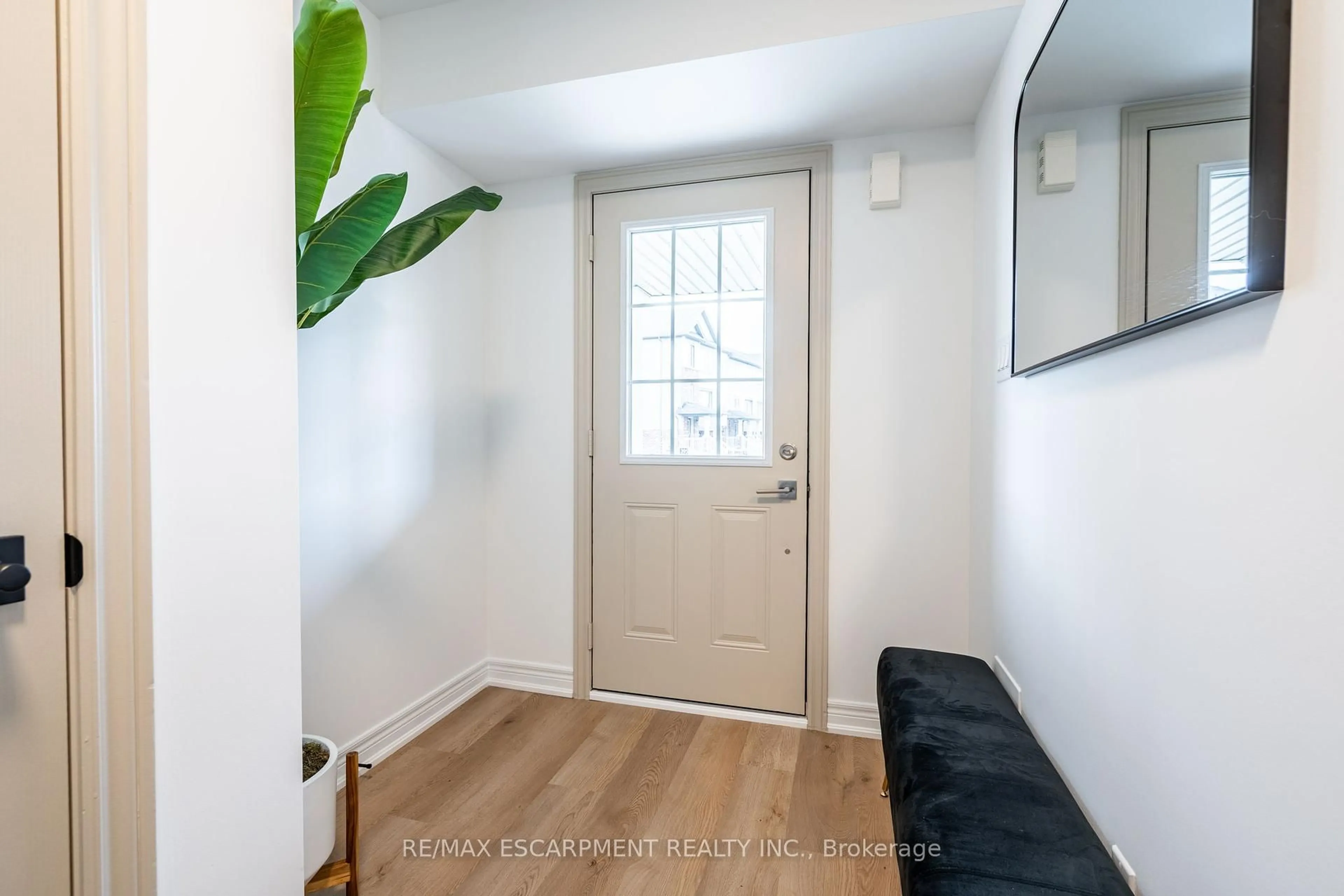 Indoor entryway for 380 Linden Dr, Cambridge Ontario N3H 0C6
