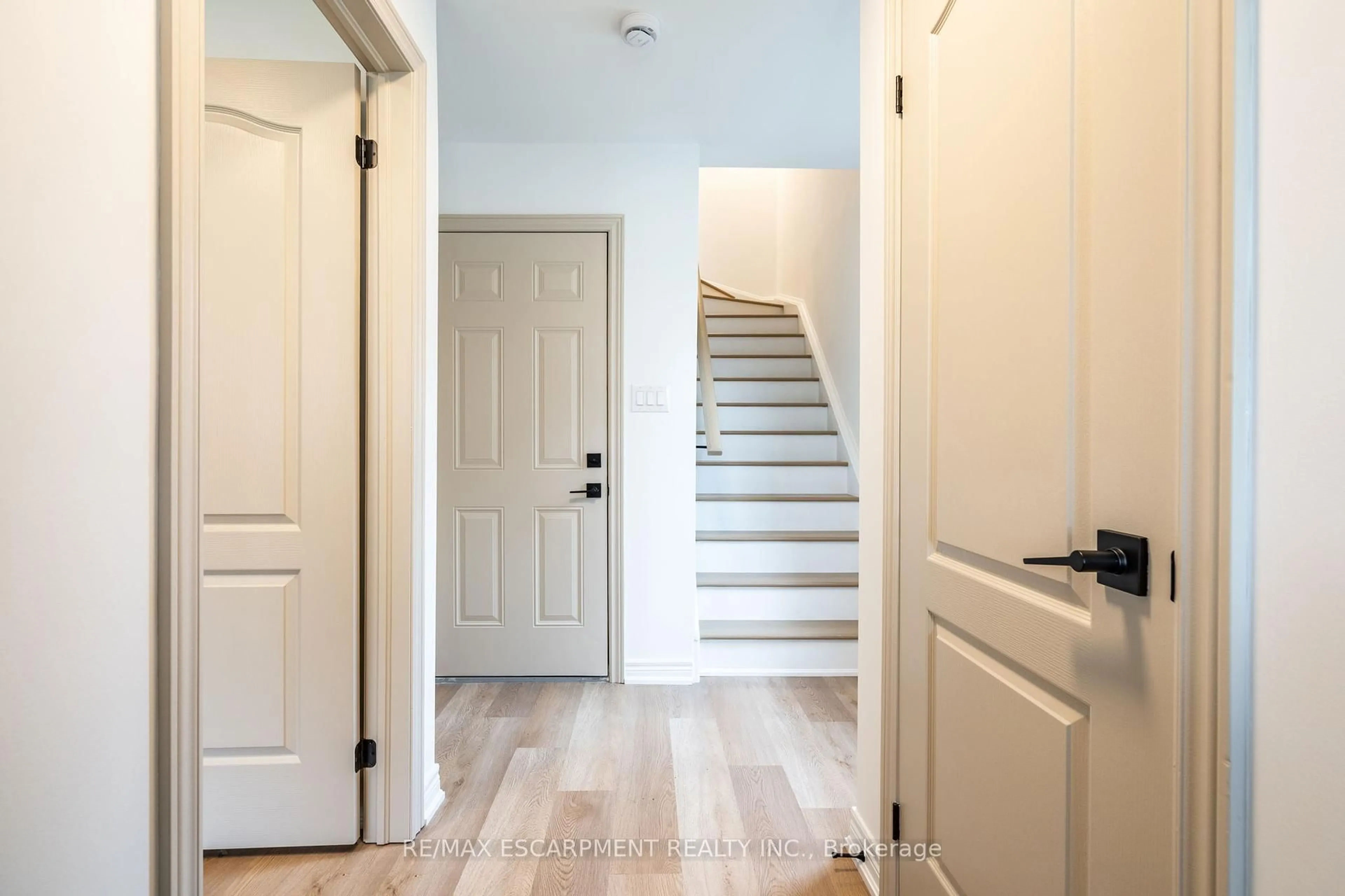 Indoor entryway for 380 Linden Dr, Cambridge Ontario N3H 0C6