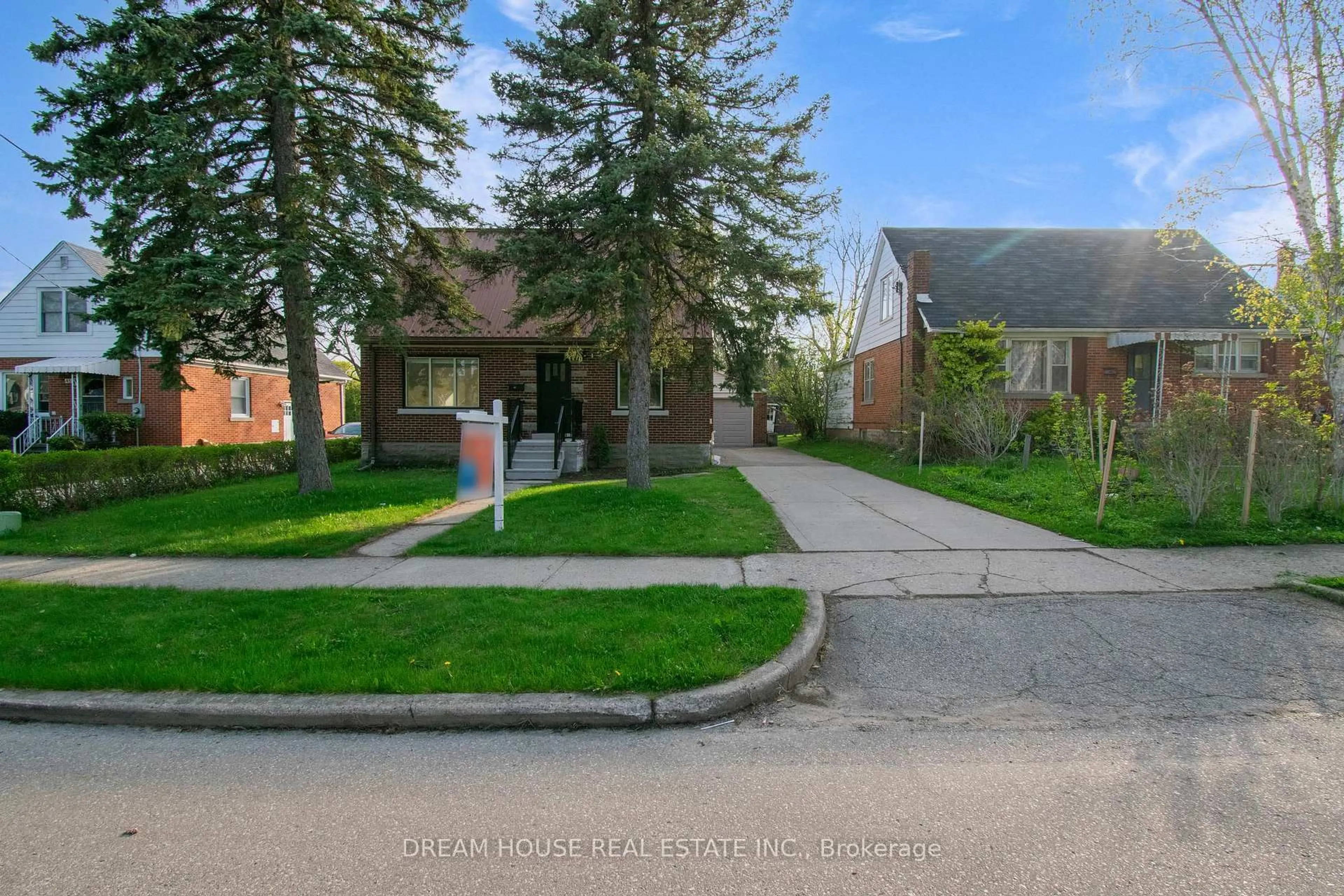 A pic from outside/outdoor area/front of a property/back of a property/a pic from drone, street for 47 Ellis Cres, Waterloo Ontario N2J 3N5