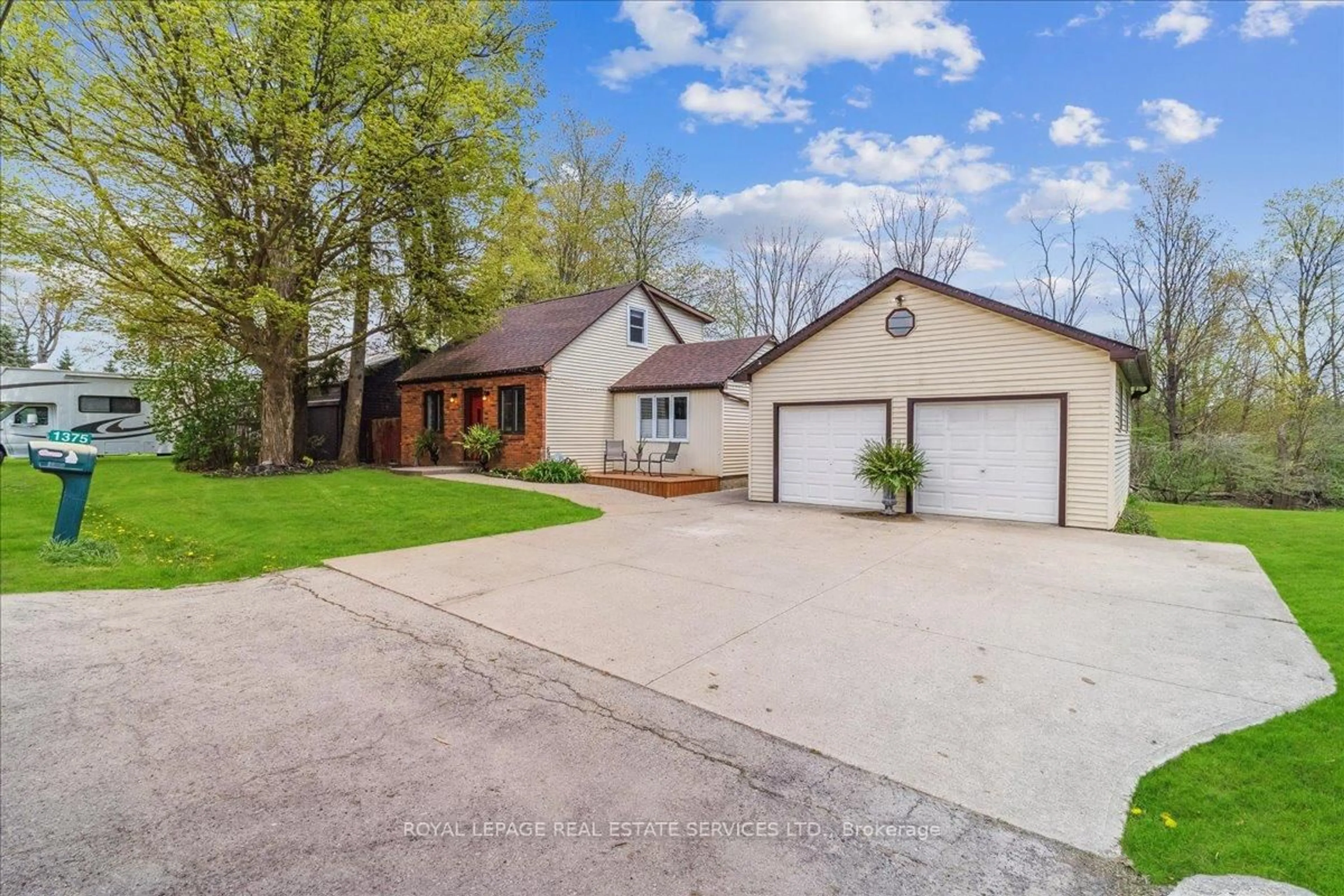 A pic from outside/outdoor area/front of a property/back of a property/a pic from drone, street for 1375 Woodburn Rd, Hamilton Ontario L0R 1P0