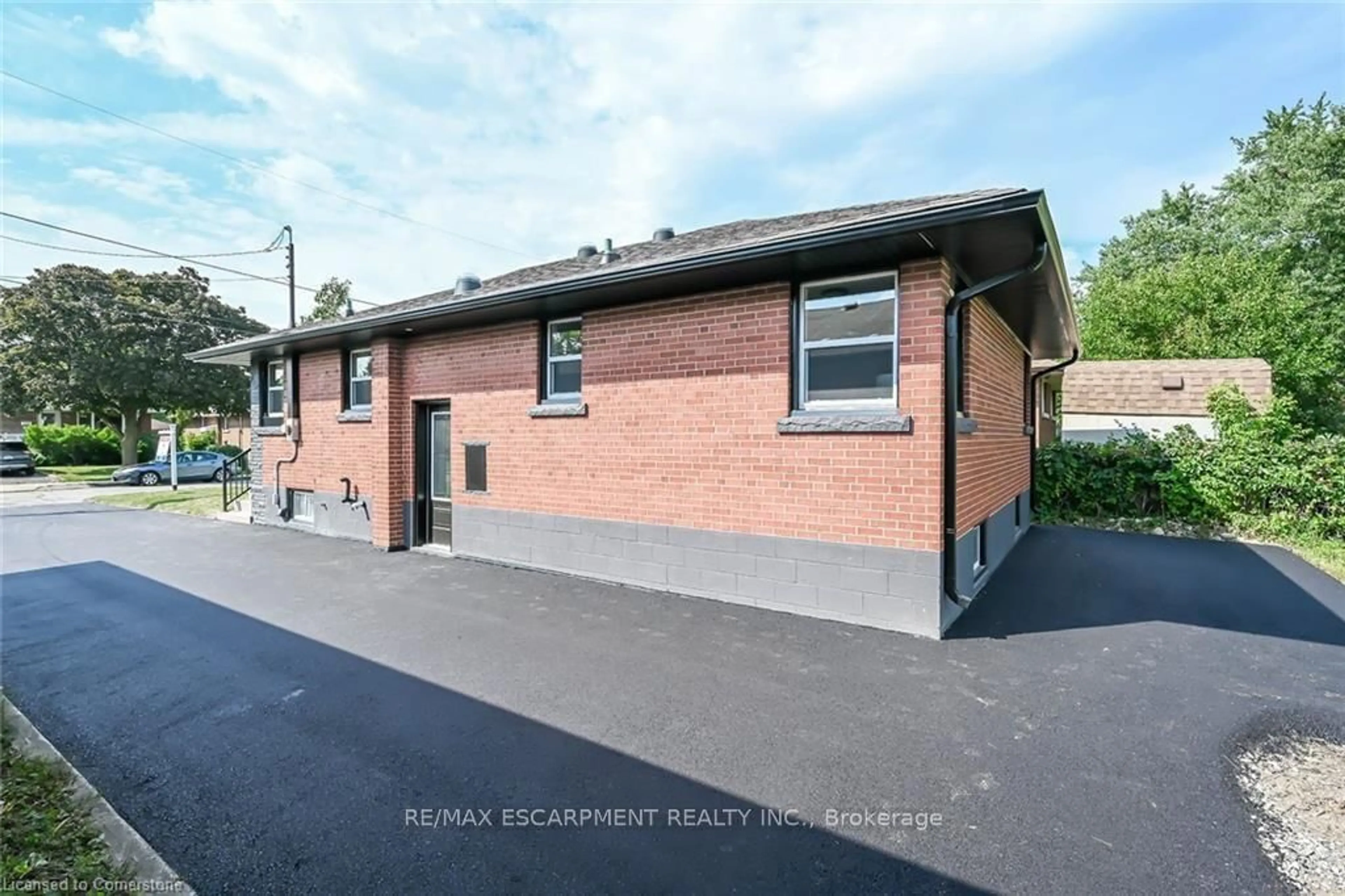 A pic from outside/outdoor area/front of a property/back of a property/a pic from drone, building for 379 East 19th St, Hamilton Ontario L9A 4S9