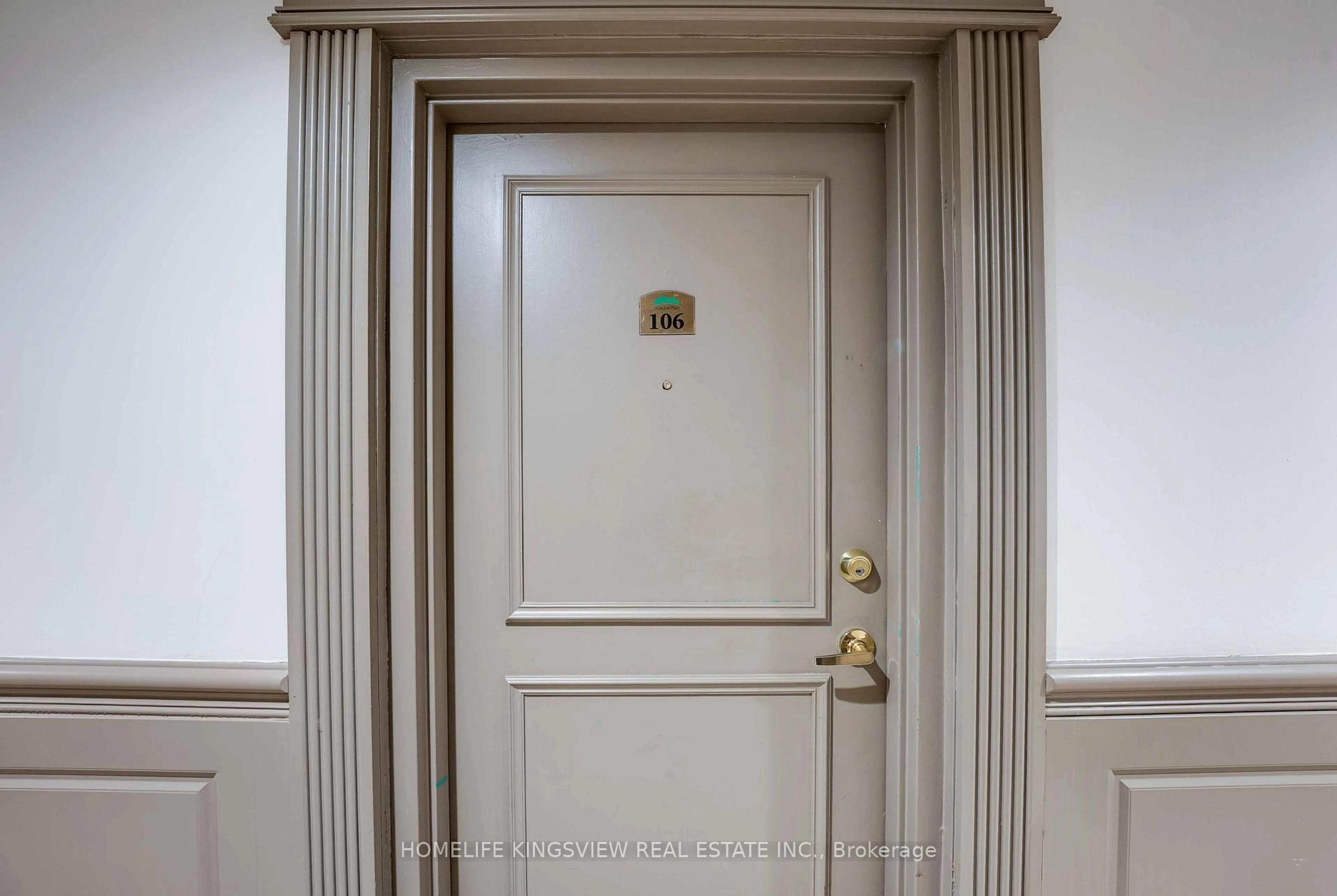 Indoor foyer for 6390 HUGGINS St #106, Niagara Falls Ontario L2J 1H1