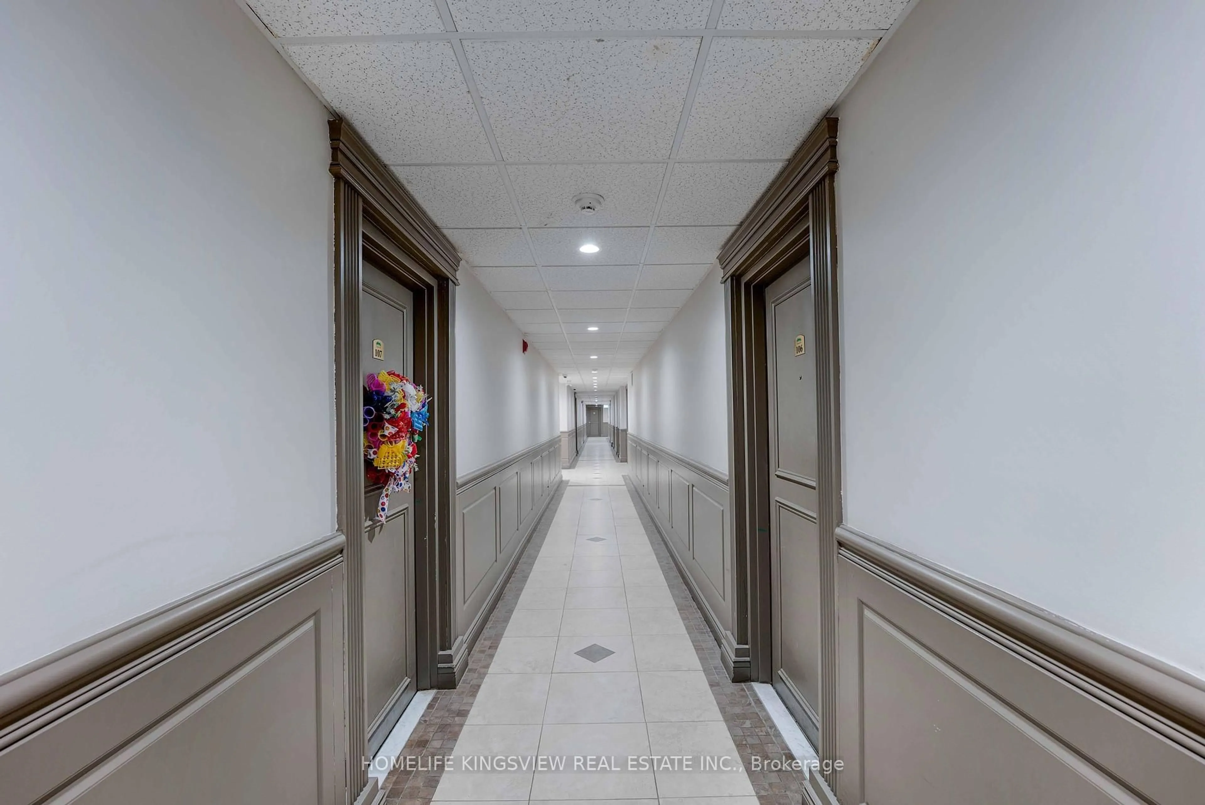 Indoor foyer for 6390 HUGGINS St #106, Niagara Falls Ontario L2J 1H1