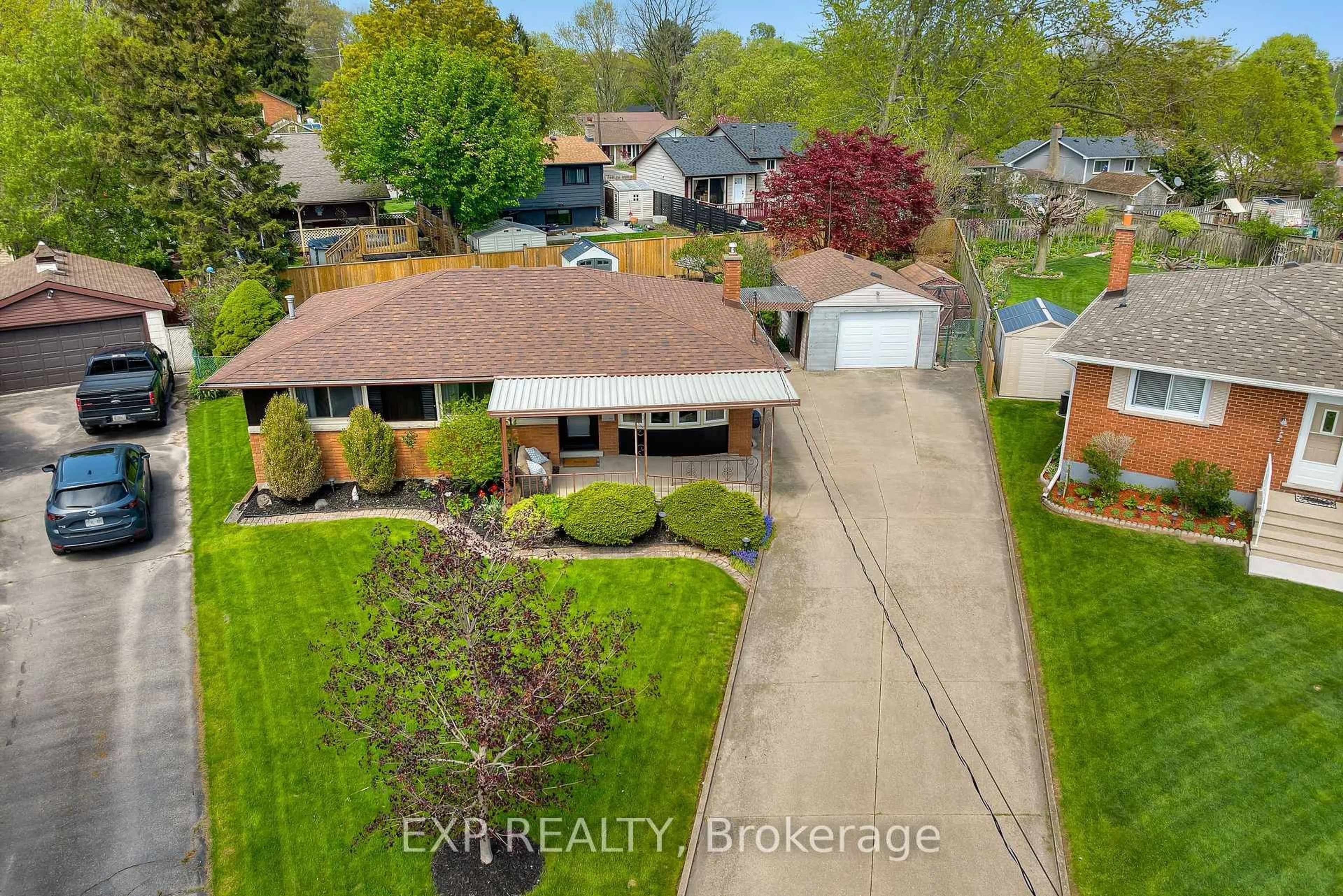 A pic from outside/outdoor area/front of a property/back of a property/a pic from drone, street for 6583 Jolley Cres, Niagara Falls Ontario L2G 2W8