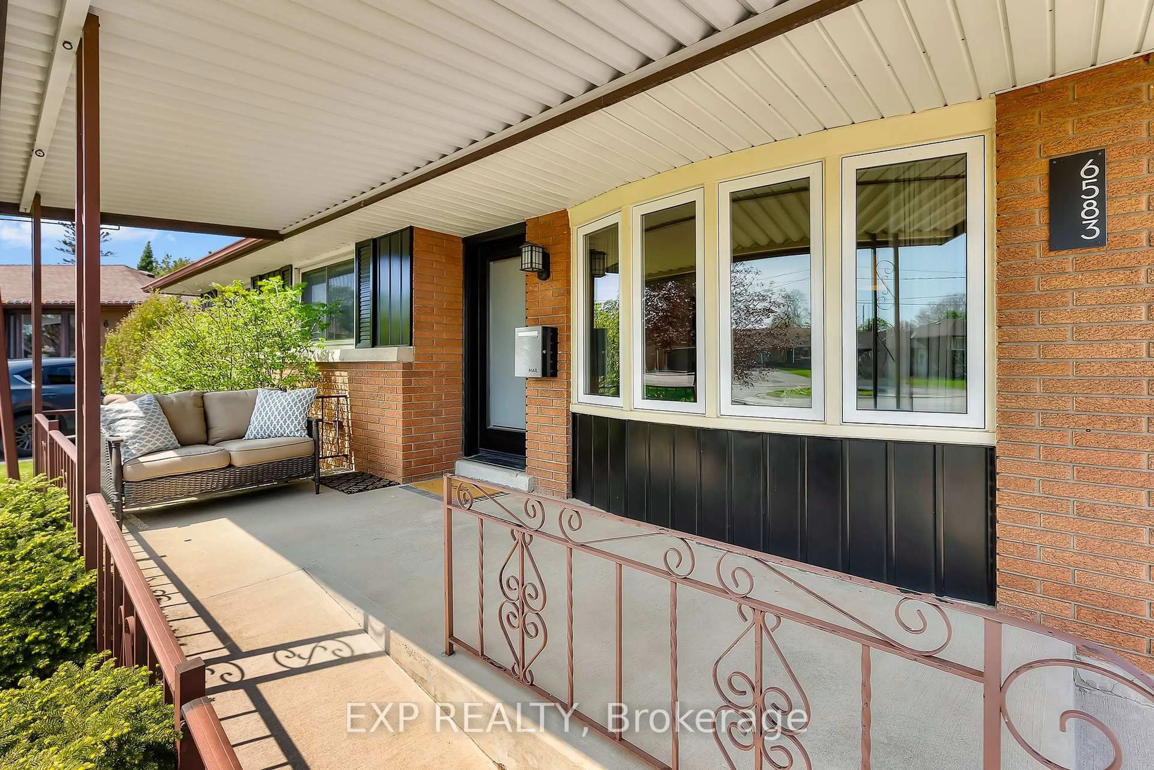 Indoor entryway for 6583 Jolley Cres, Niagara Falls Ontario L2G 2W8