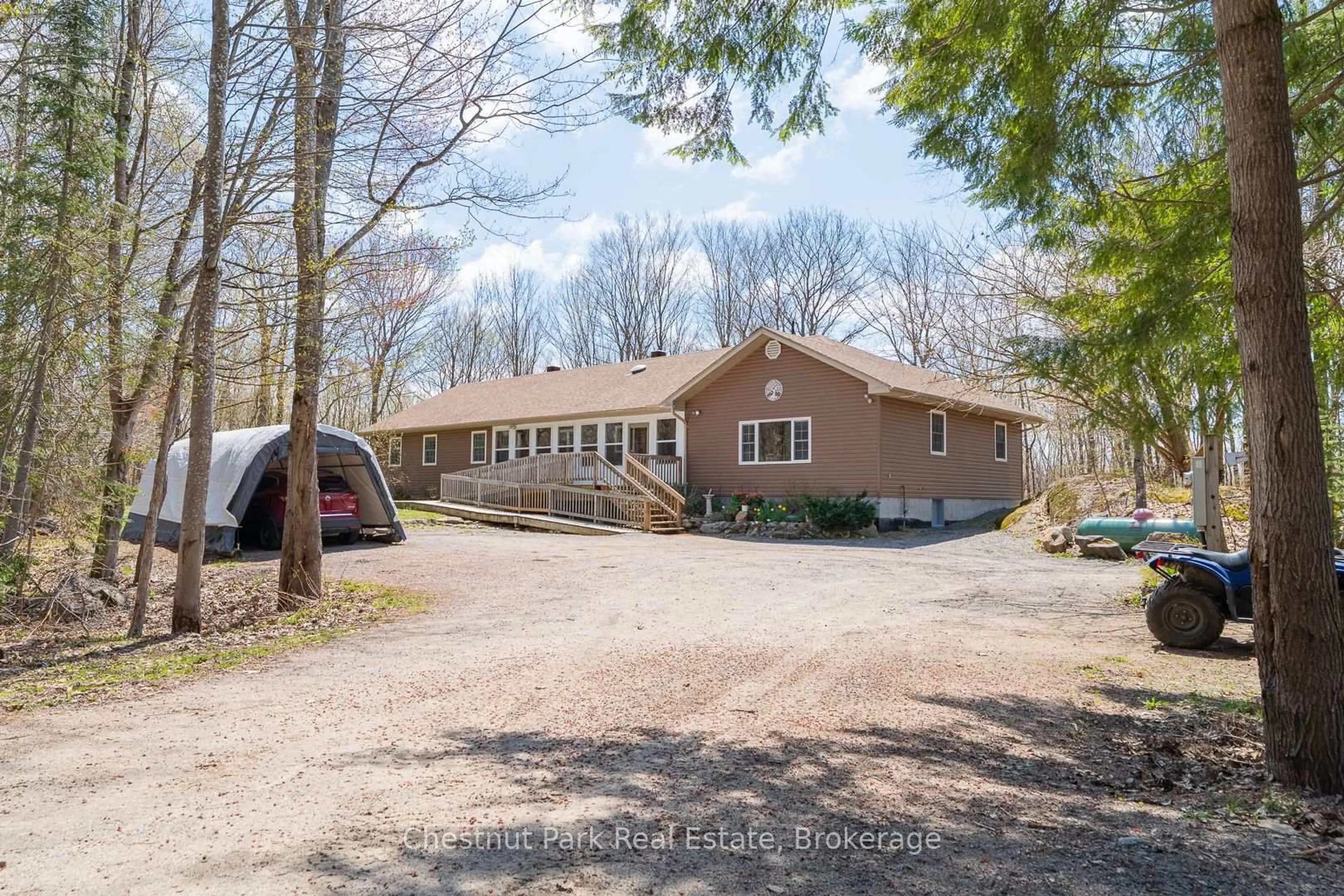 A pic from outside/outdoor area/front of a property/back of a property/a pic from drone, unknown for 1255 Falkenburg Rd, Muskoka Lakes Ontario P1L 1X4