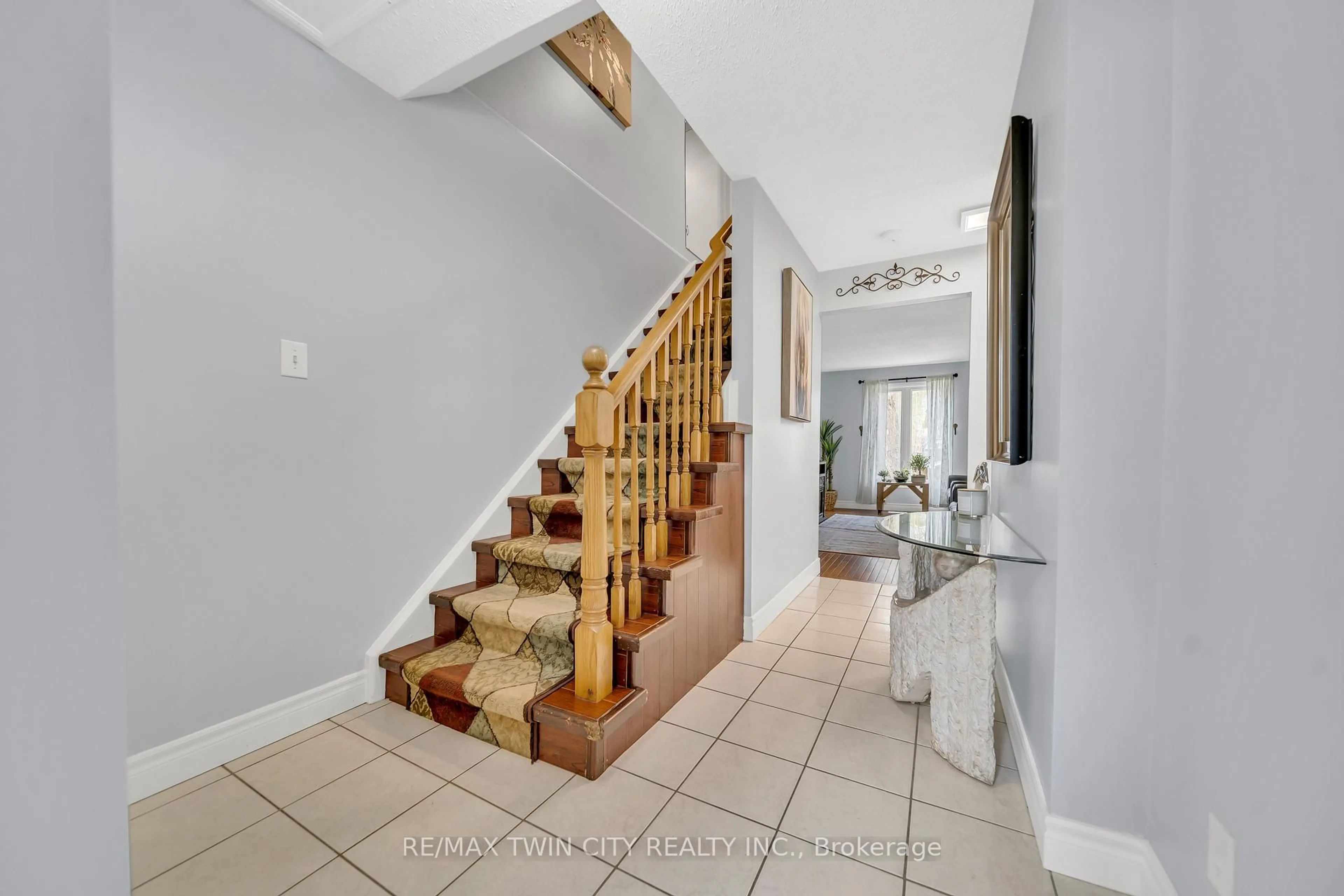 Indoor foyer for 1234 Ottawa St, Kitchener Ontario N2E 1L8