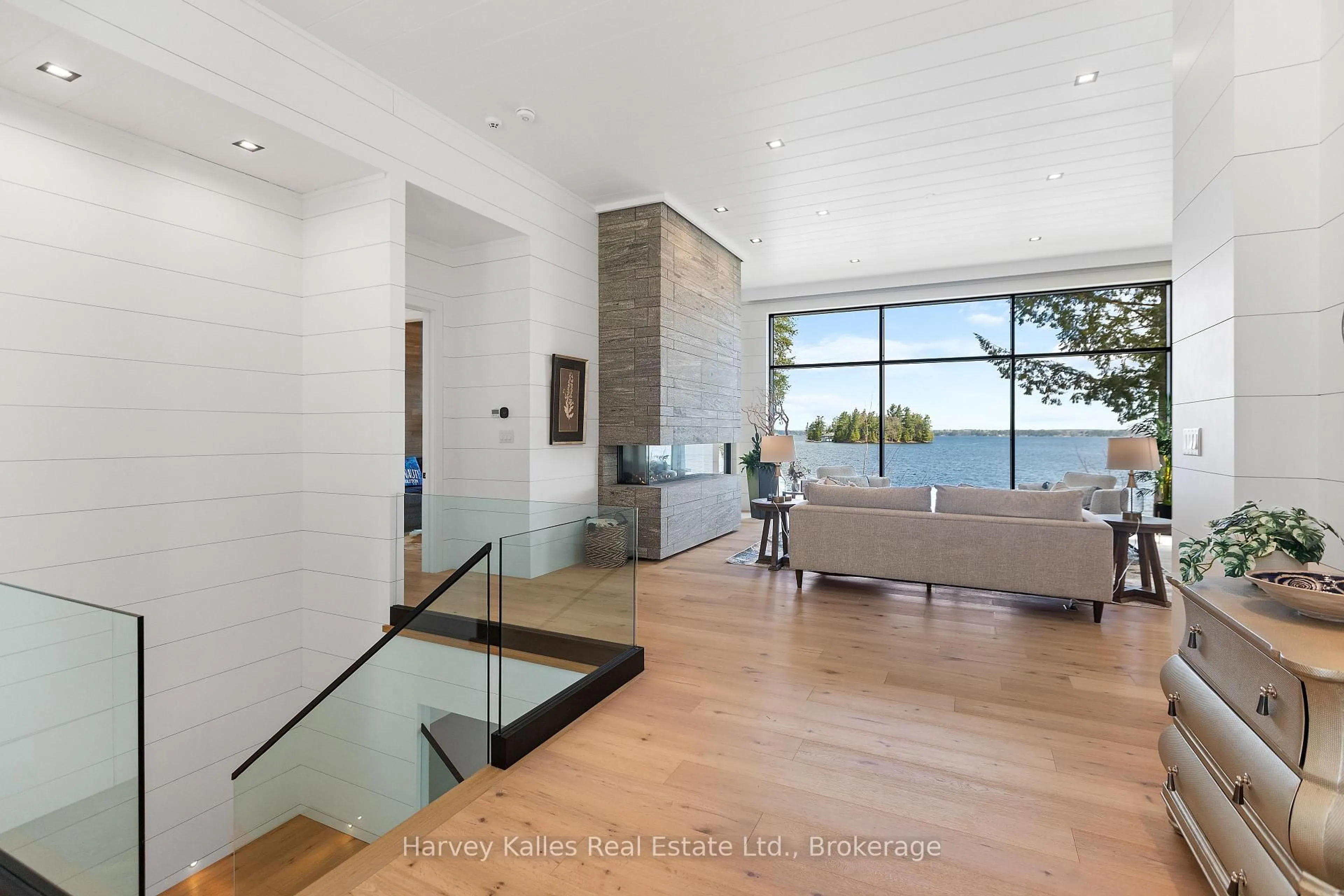Indoor foyer for 1114 Shamrock Rd #5, Muskoka Lakes Ontario P0B 1J0
