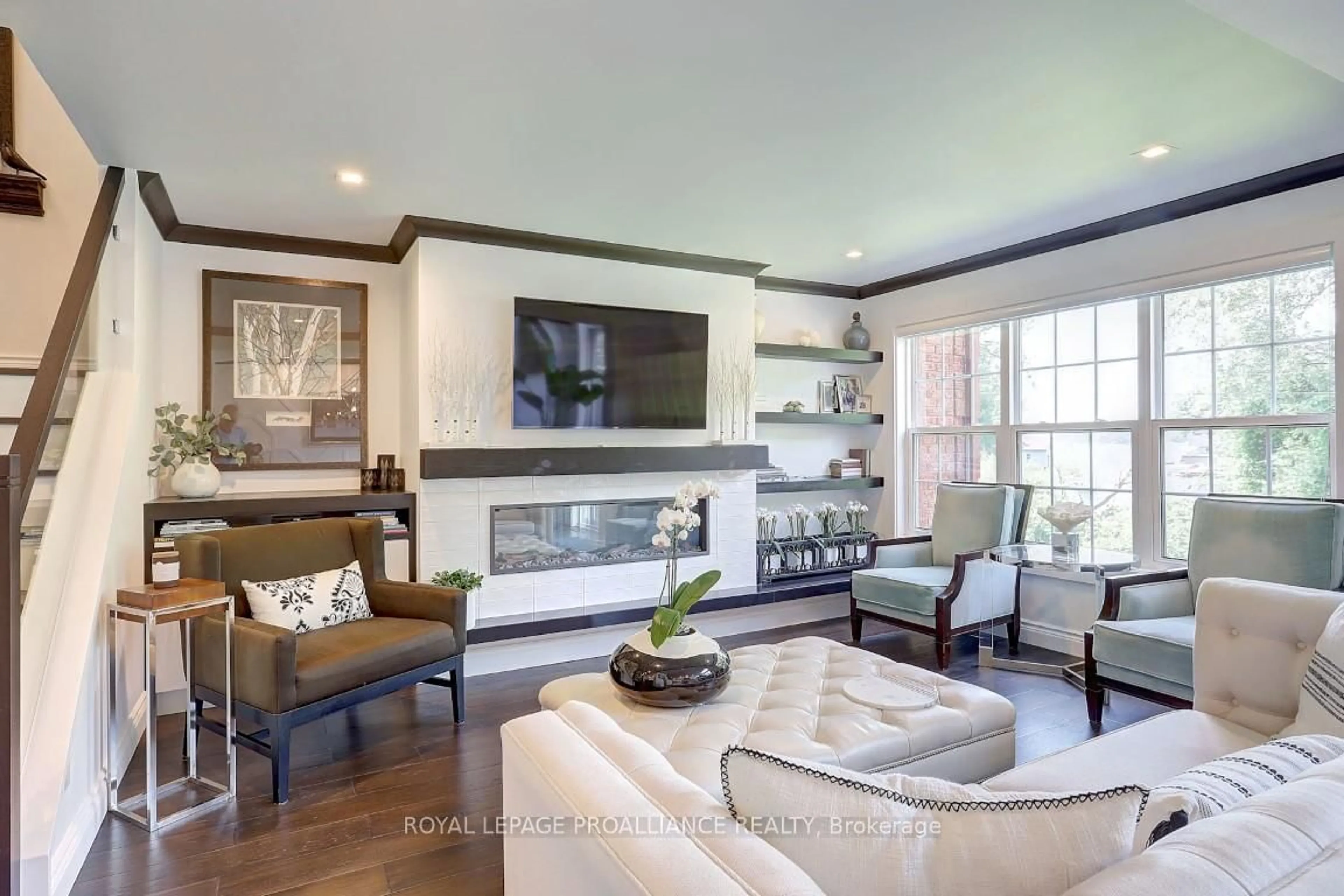 Living room with furniture, unknown for 46 Country Club Pl, Brockville Ontario K6V 6T9