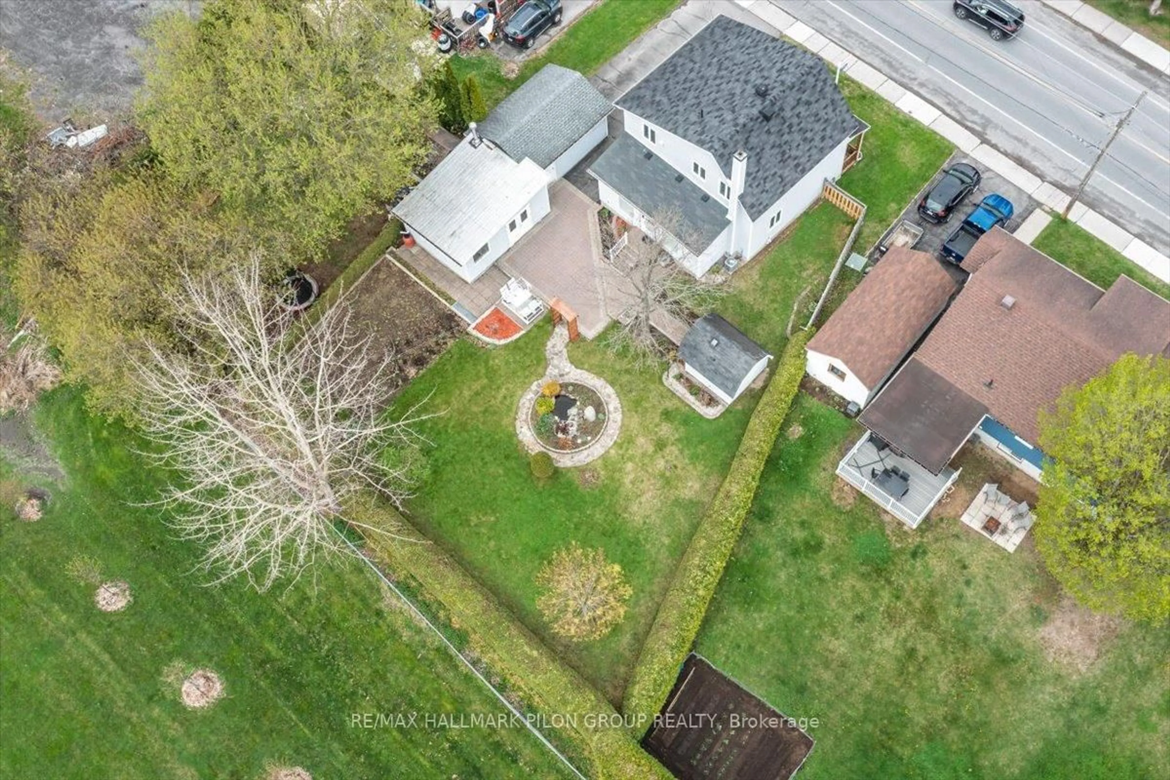 A pic from outside/outdoor area/front of a property/back of a property/a pic from drone, street for 617 Laurier St, Clarence-Rockland Ontario K4K 1E7