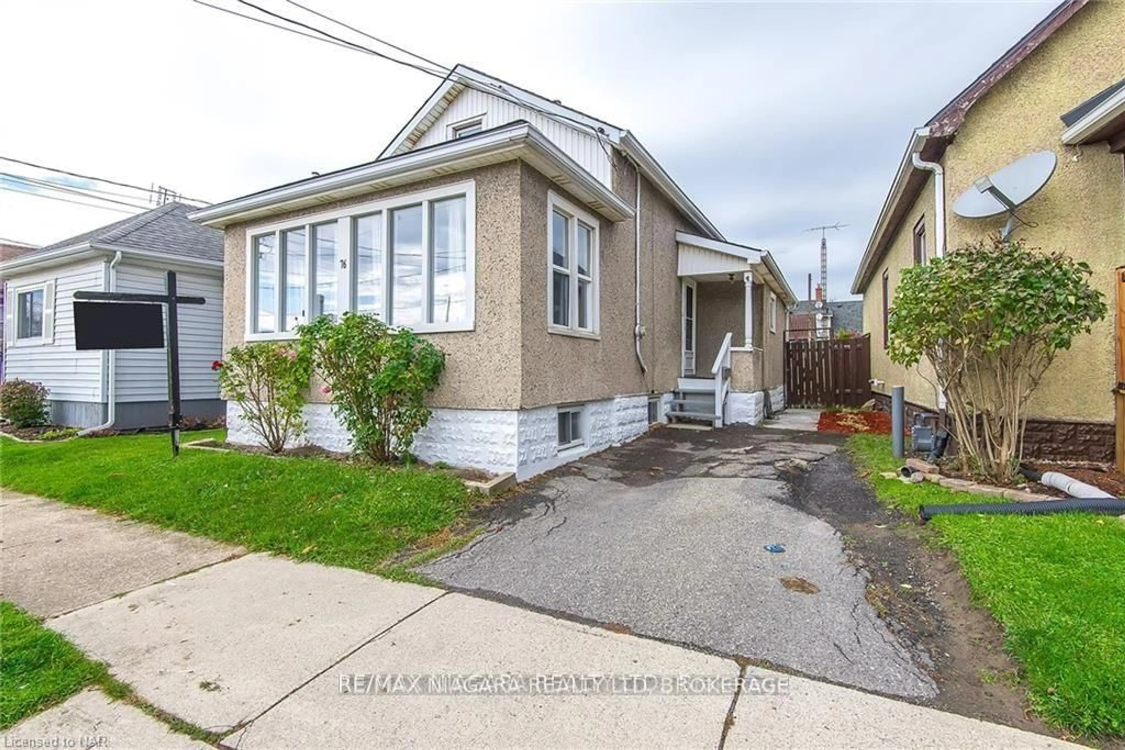 Home with vinyl exterior material, street for 76 Sixth St, Welland Ontario L3B 5A8