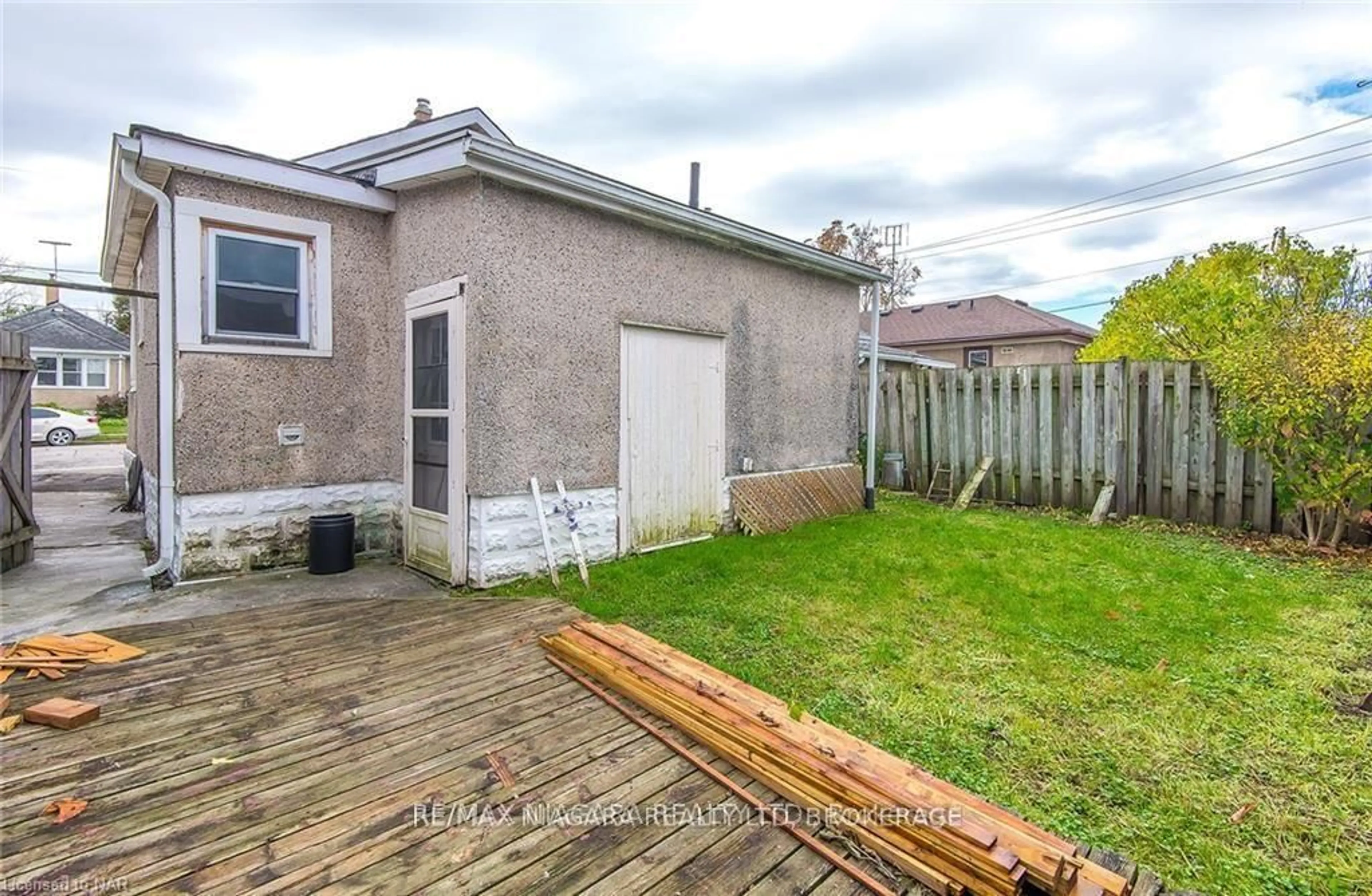 Patio, street for 76 Sixth St, Welland Ontario L3B 5A8
