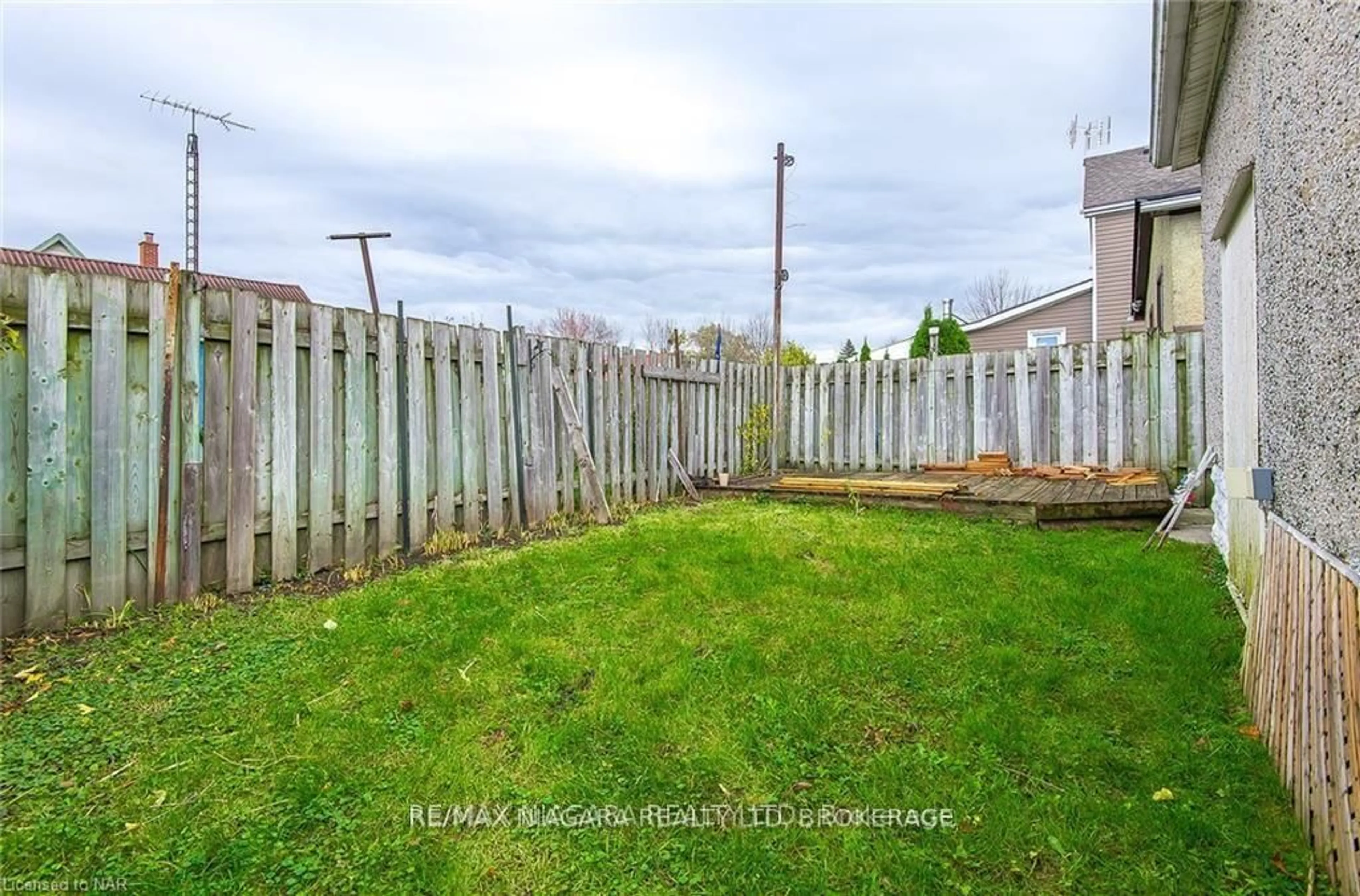 Patio, street for 76 Sixth St, Welland Ontario L3B 5A8