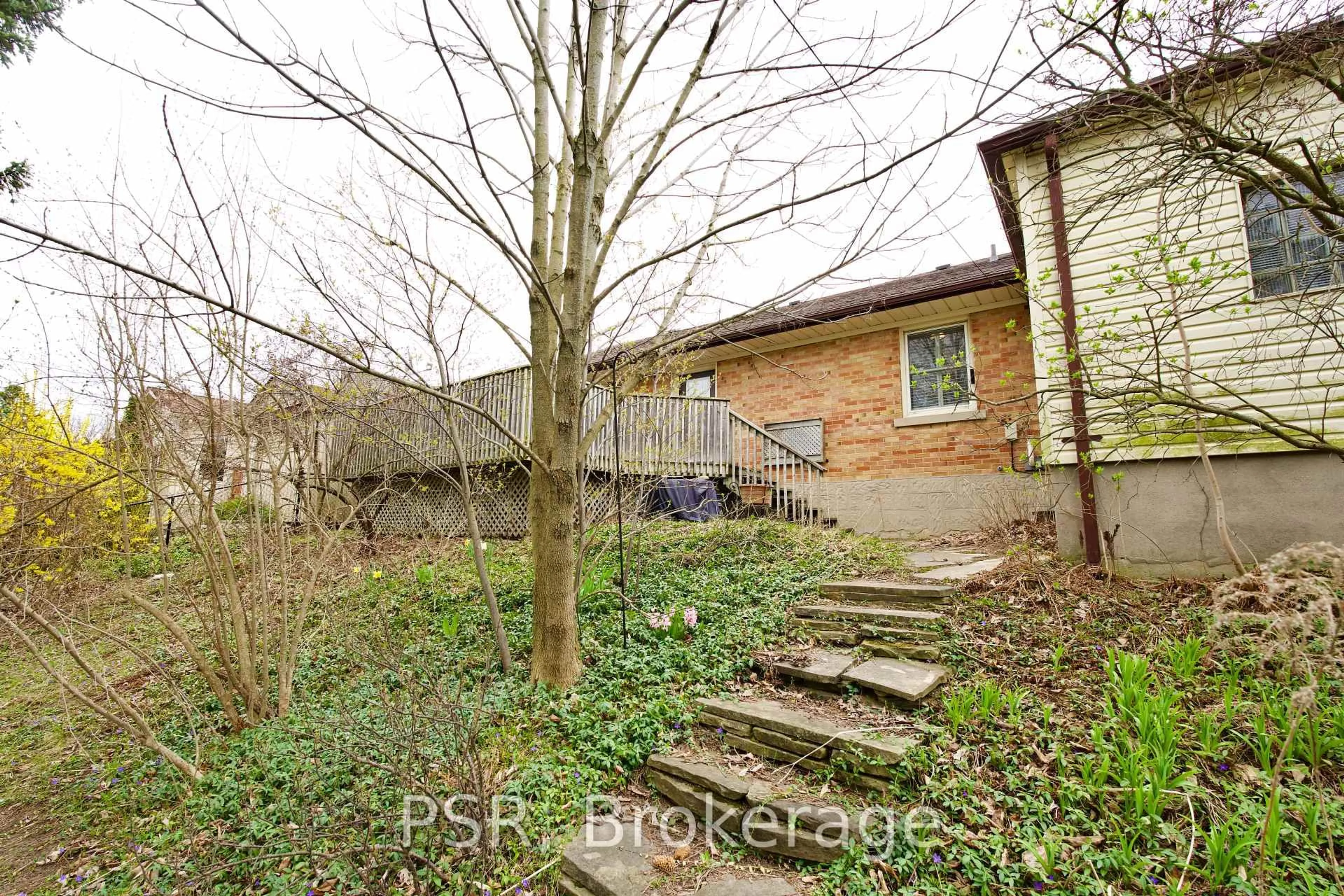 A pic from outside/outdoor area/front of a property/back of a property/a pic from drone, street for 176 Rodney St, Waterloo Ontario N2J 1G3