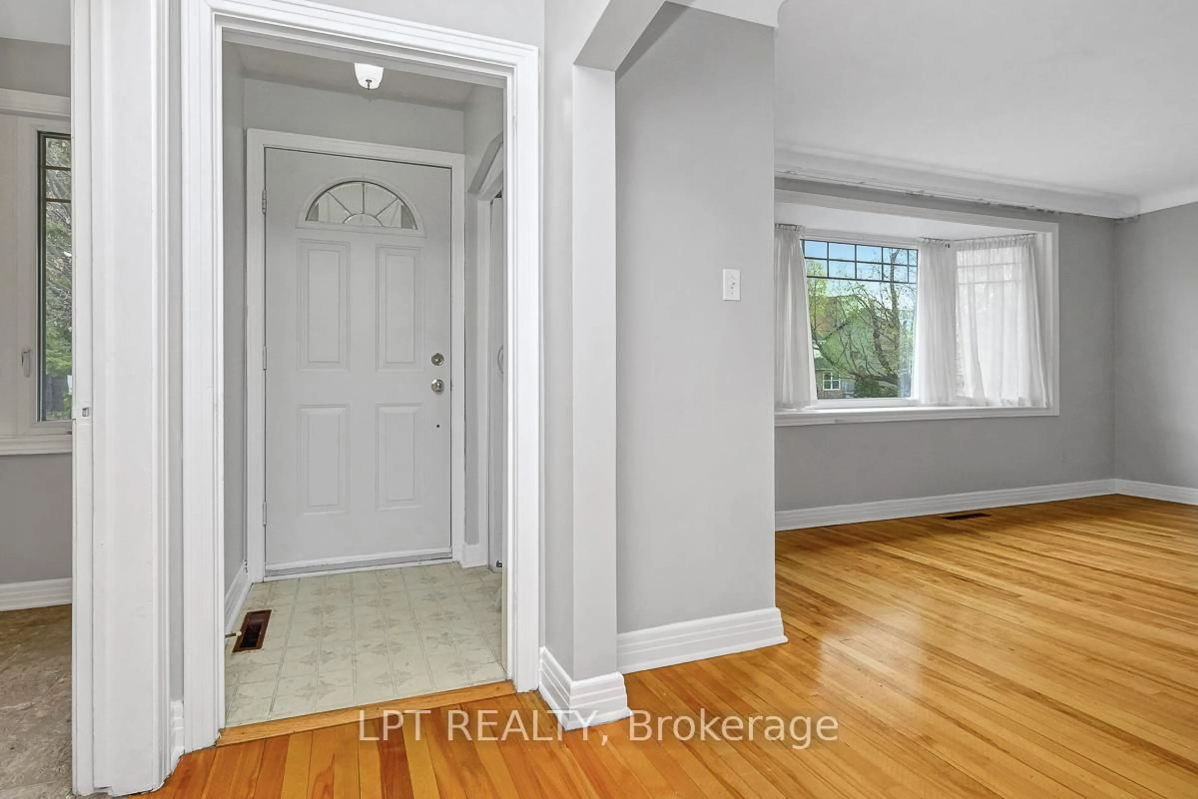 Indoor entryway for 1279 Livingstone Ave, Ottawa Ontario K1H 7P7