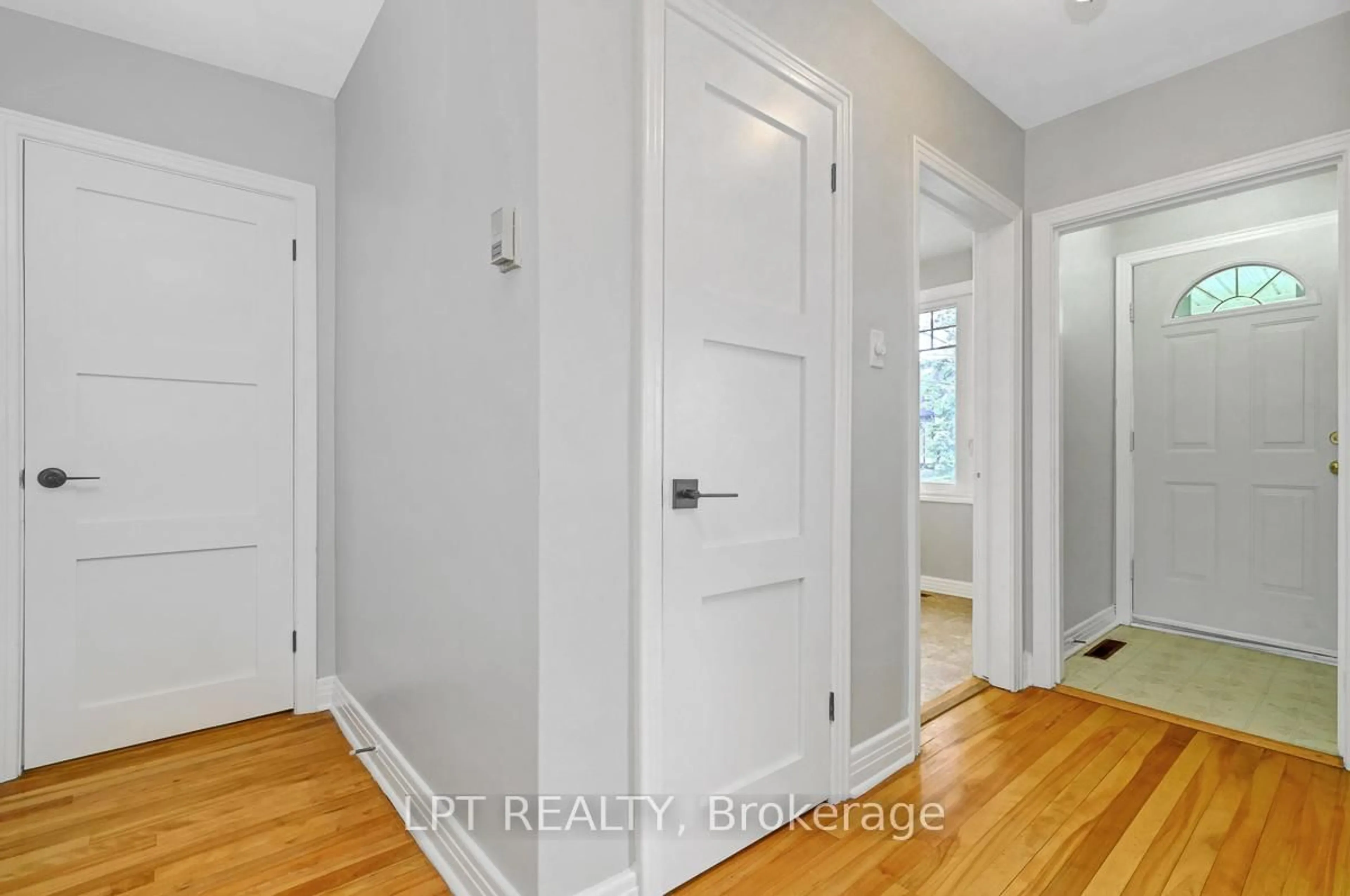 Indoor entryway for 1279 Livingstone Ave, Ottawa Ontario K1H 7P7