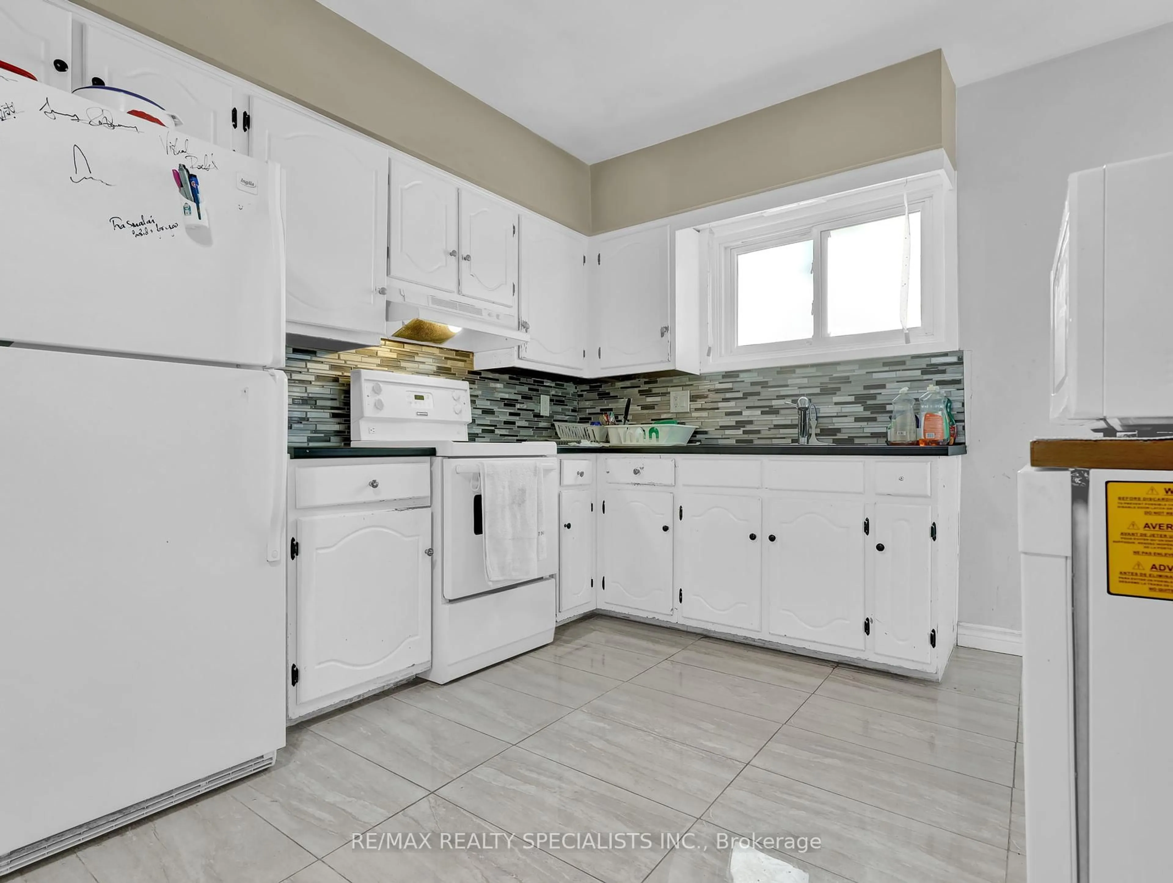 Standard kitchen, ceramic/tile floor for 1660 Hansuld St, London East Ontario N5V 1Y7