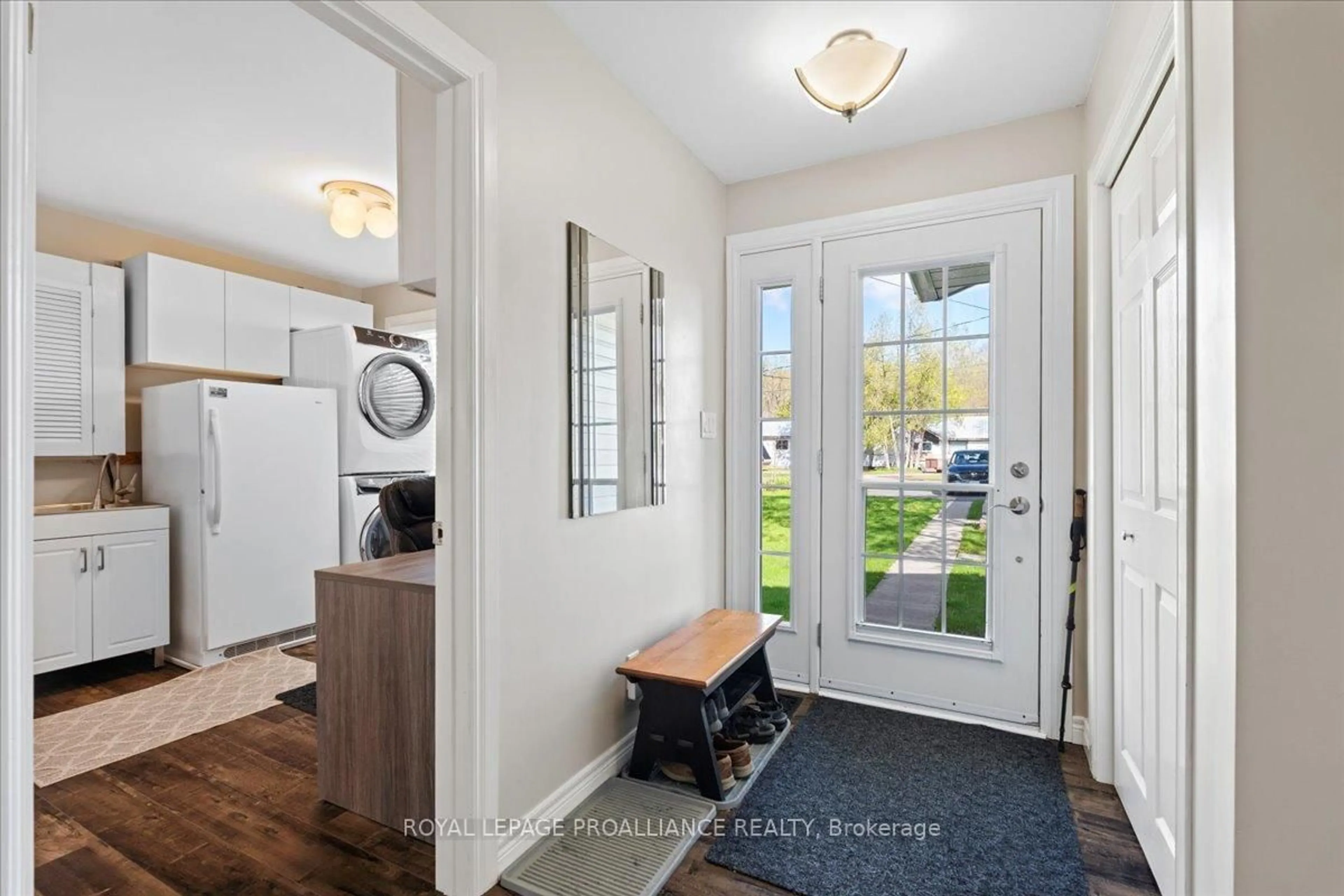 Indoor entryway for 145 Cedar Dr, Trent Hills Ontario K0L 1L0