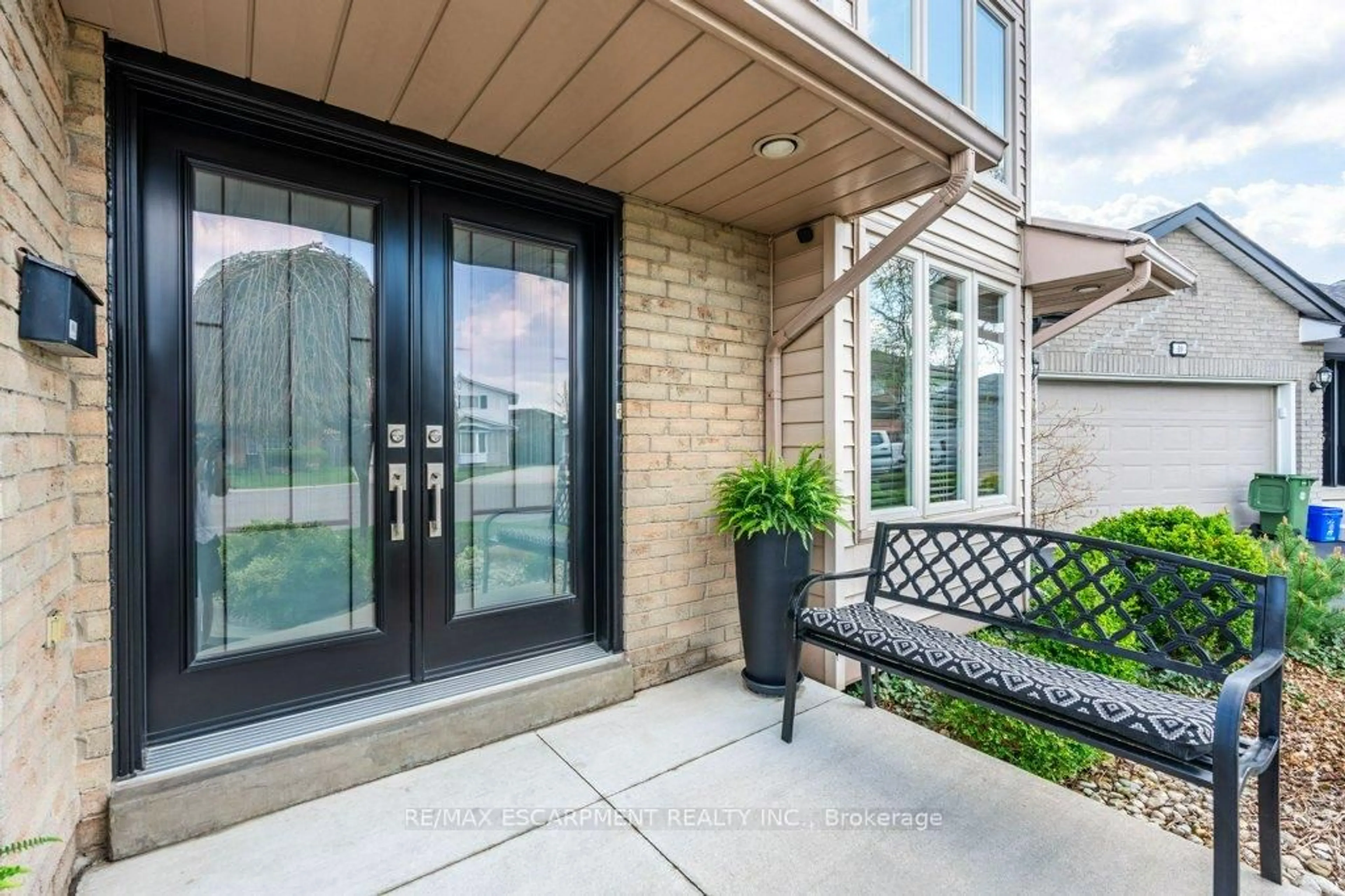 Indoor entryway for 14 Twin Crt, Hamilton Ontario L8W 2R8