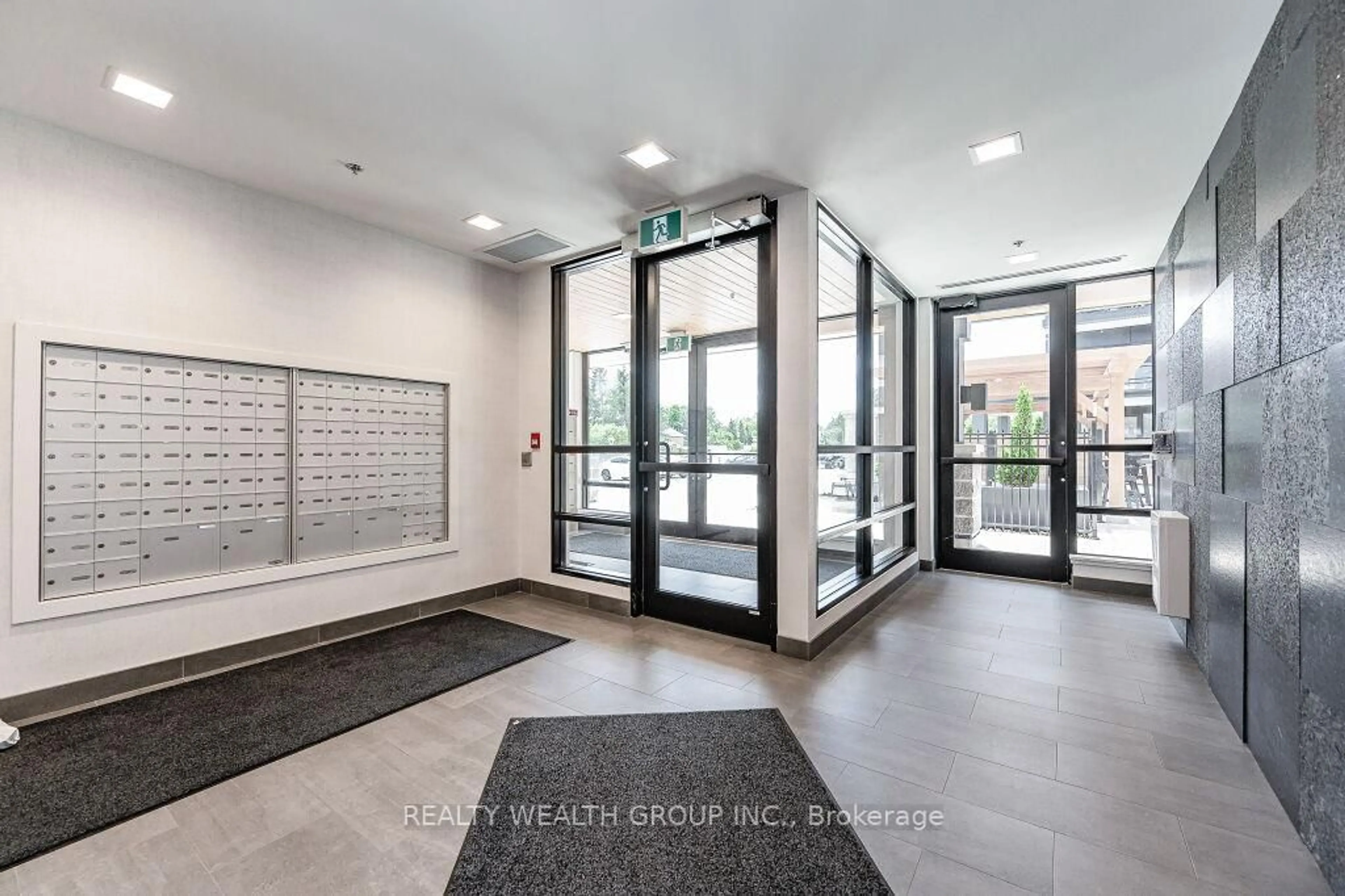 Indoor foyer for 247 Northfiled Dr #614, Waterloo Ontario N2K 0H1