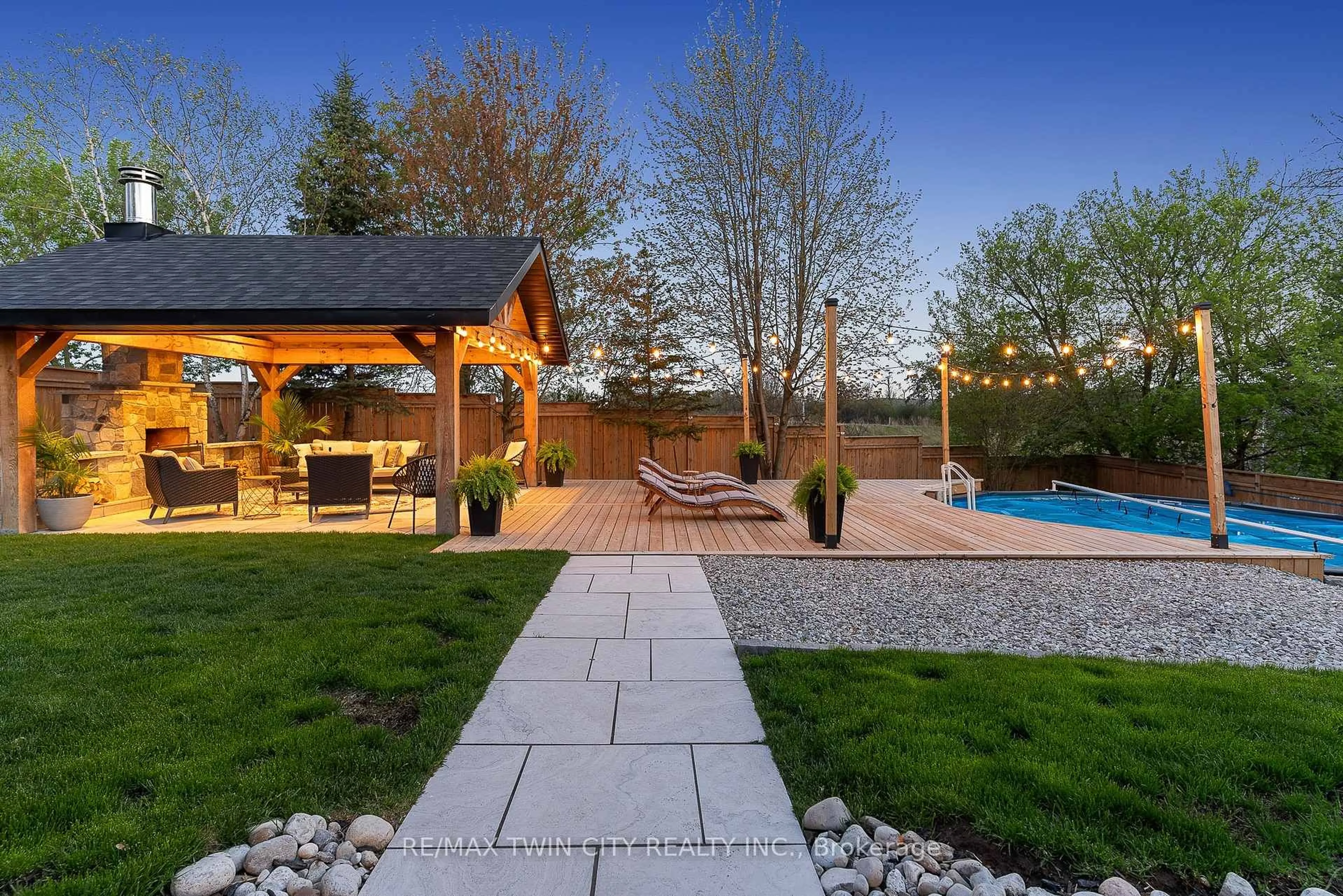 Patio, street for 129 LANGLAW Dr, Cambridge Ontario N1P 1H9