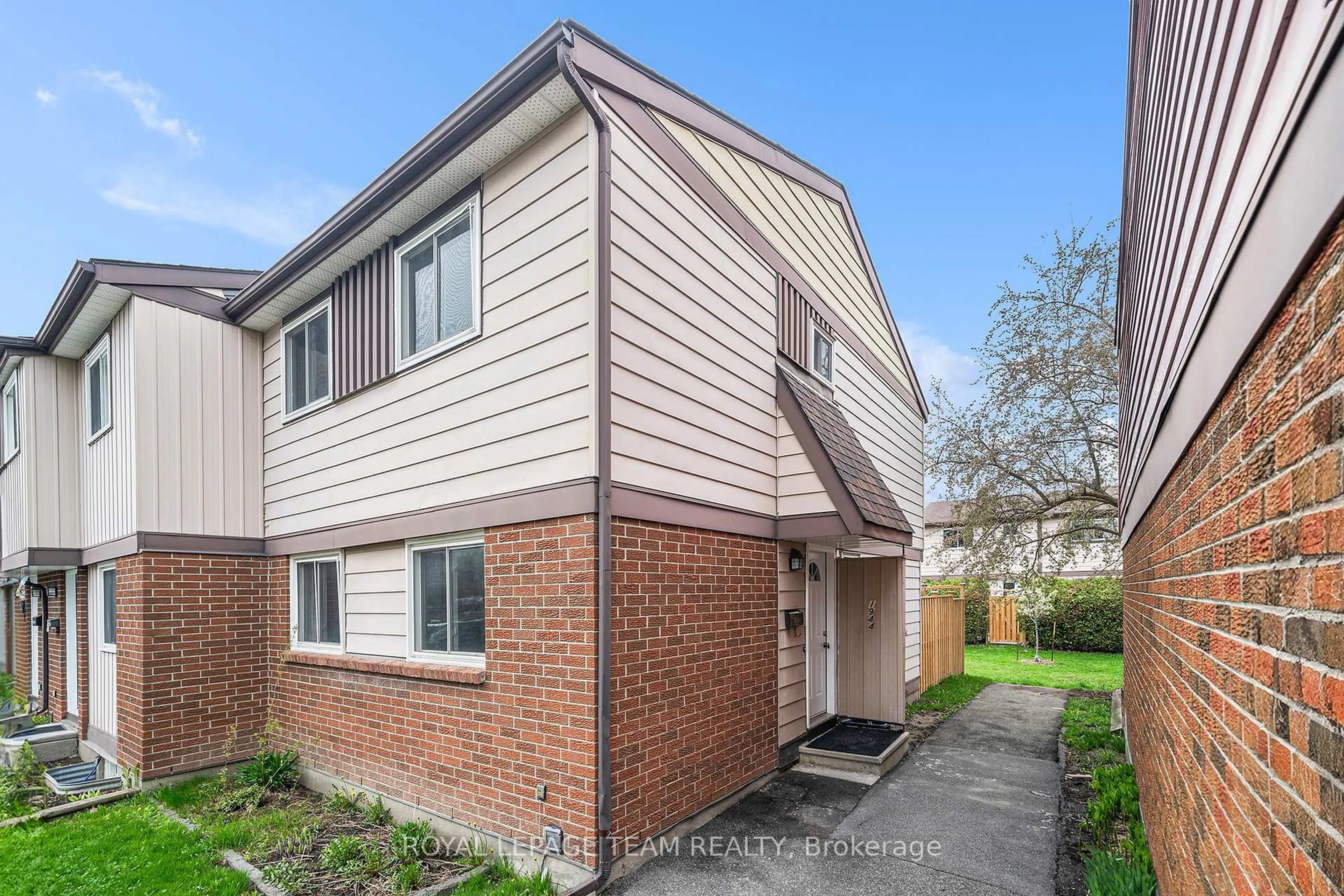 A pic from outside/outdoor area/front of a property/back of a property/a pic from drone, street for 1944 Belmore Lane #26, Ottawa Ontario K1B 4Z8