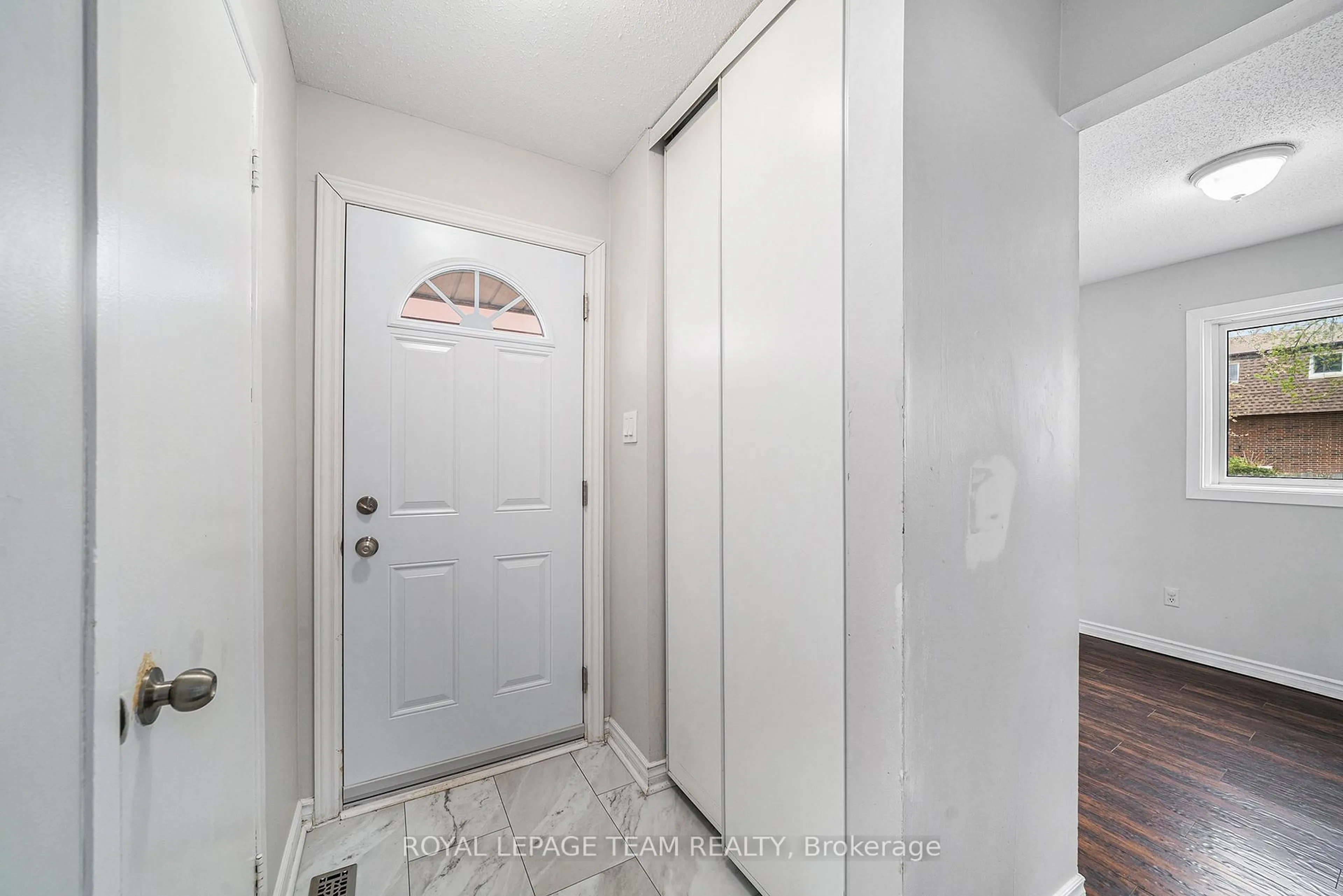 Indoor entryway for 1944 Belmore Lane #26, Ottawa Ontario K1B 4Z8