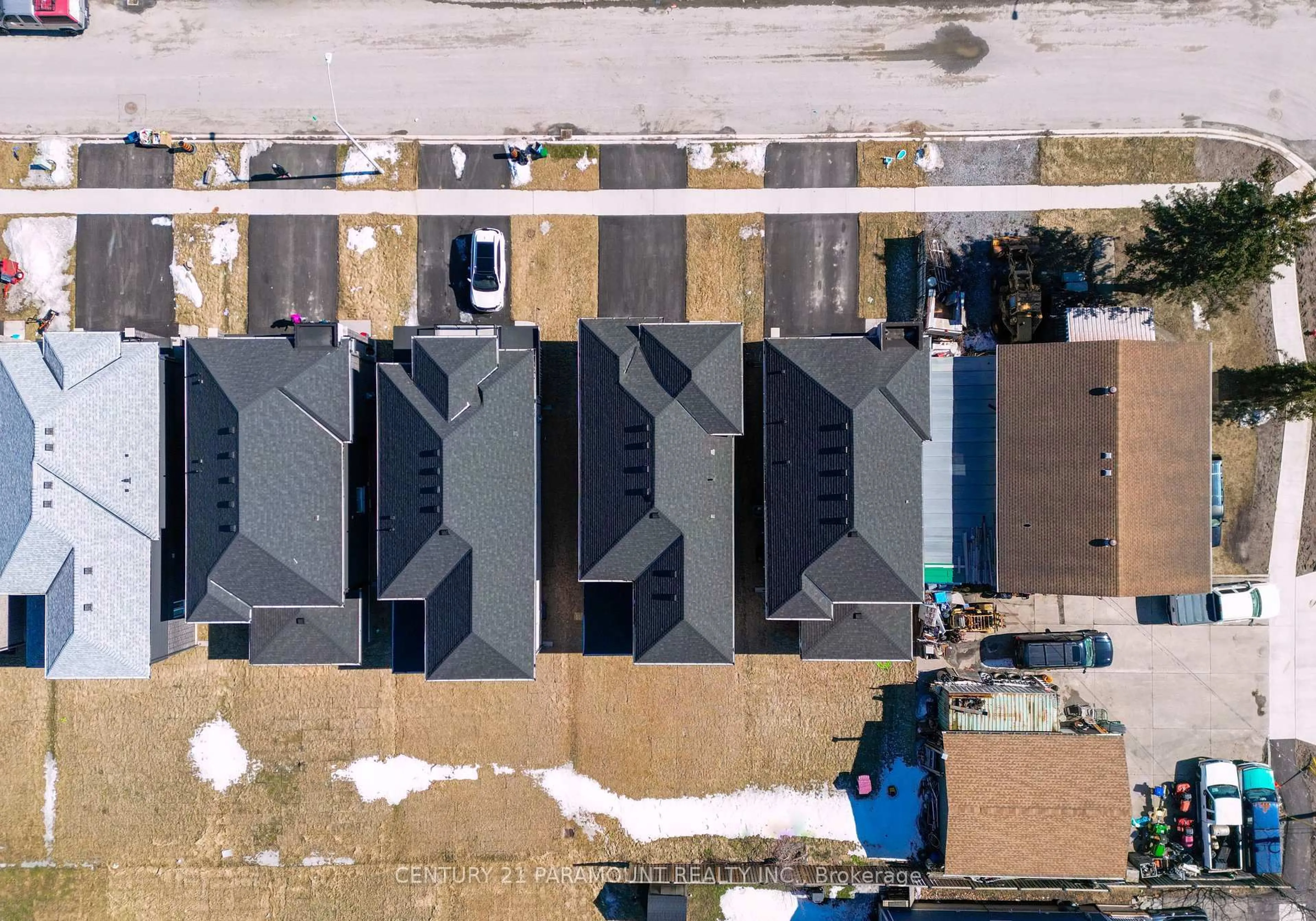 A pic from outside/outdoor area/front of a property/back of a property/a pic from drone, street for 72 Bradley Ave, Welland Ontario L3B 0K1