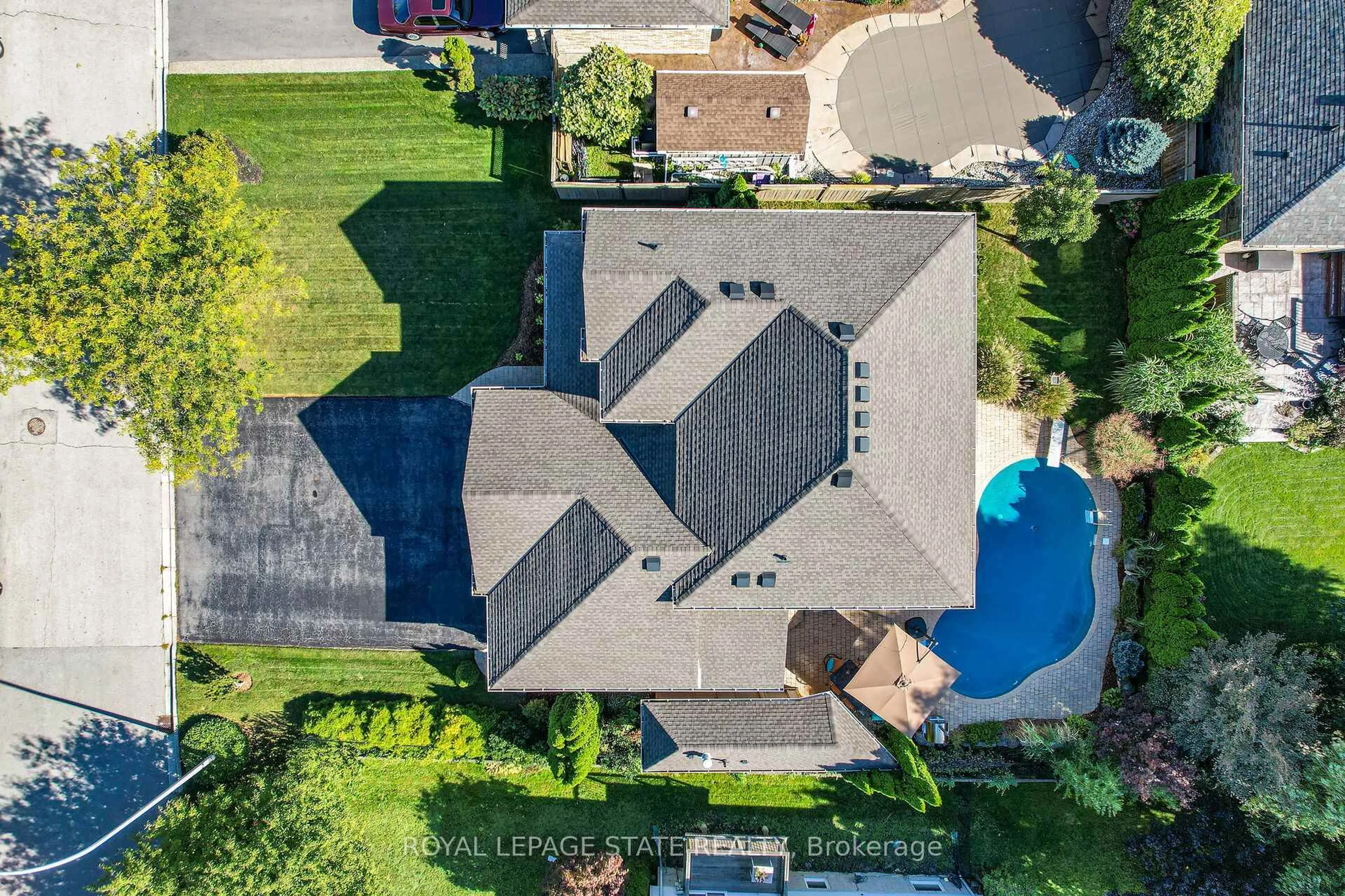 A pic from outside/outdoor area/front of a property/back of a property/a pic from drone, street for 57 Gage St, Grimsby Ontario L3M 3Y7