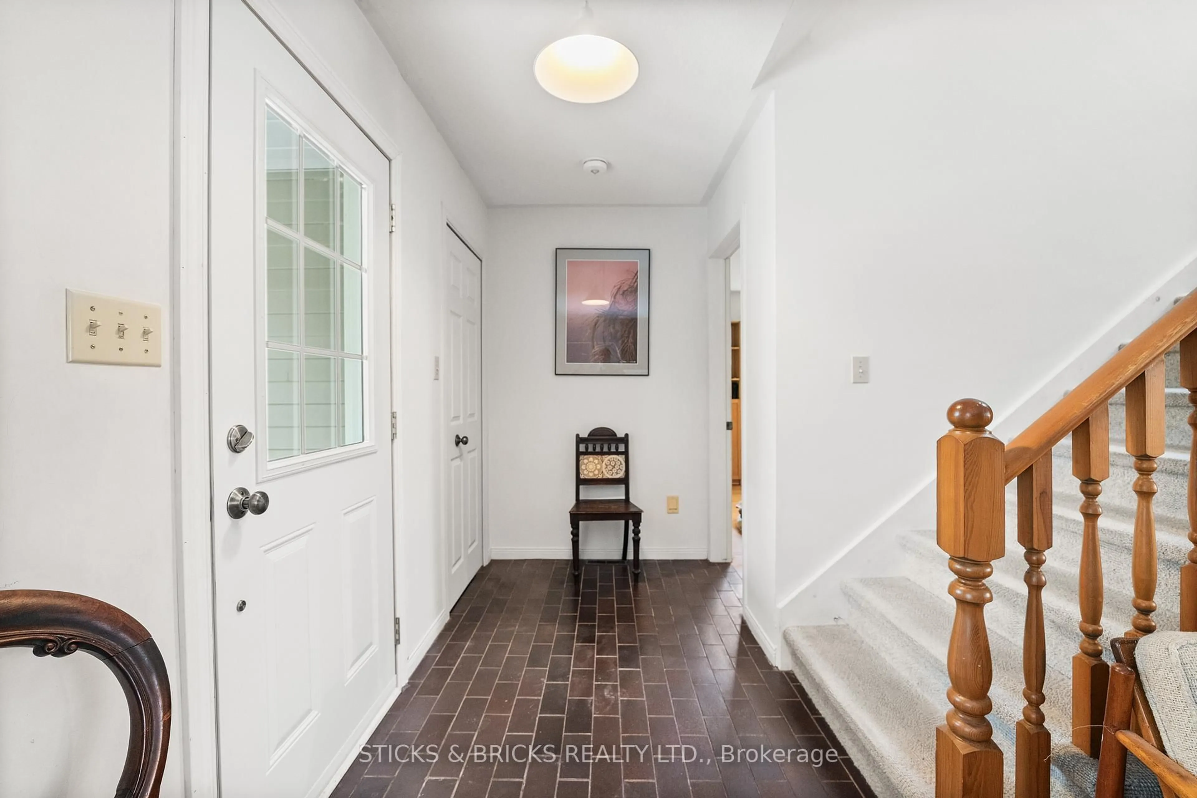 Indoor entryway for 261 King St, Niagara-on-the-Lake Ontario L0S 1J0