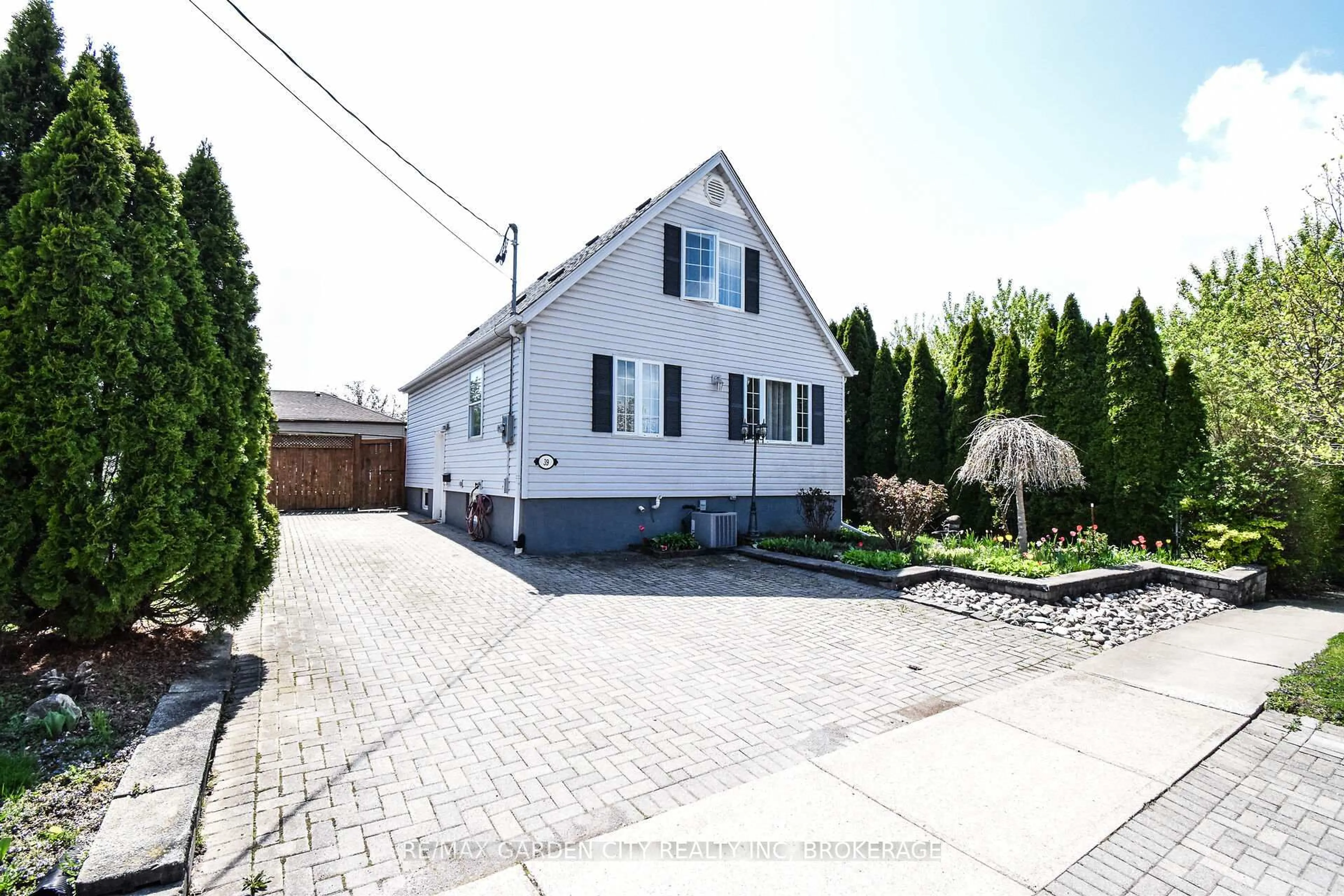 A pic from outside/outdoor area/front of a property/back of a property/a pic from drone, street for 39 Clayburn Ave, St. Catharines Ontario L2P 2T8