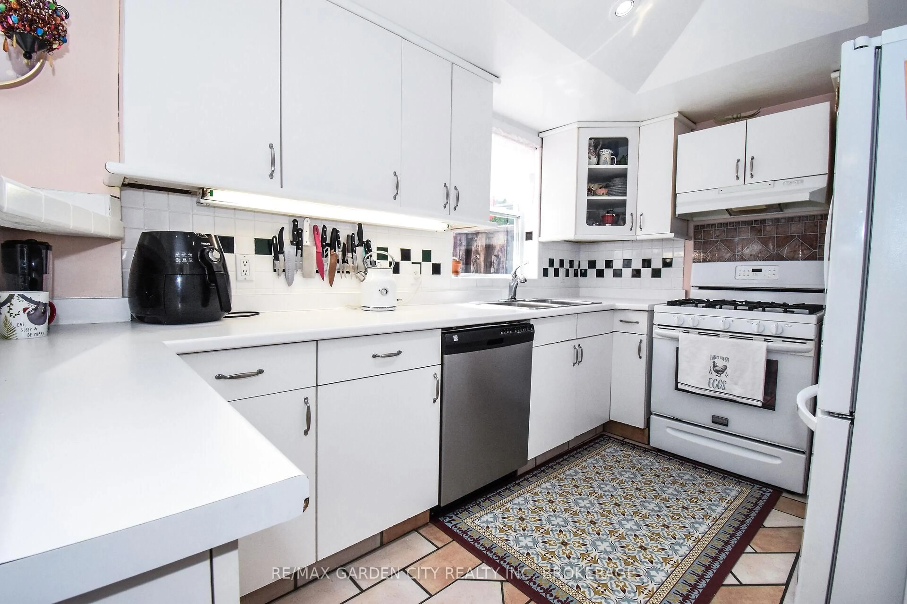 Standard kitchen, ceramic/tile floor for 39 Clayburn Ave, St. Catharines Ontario L2P 2T8