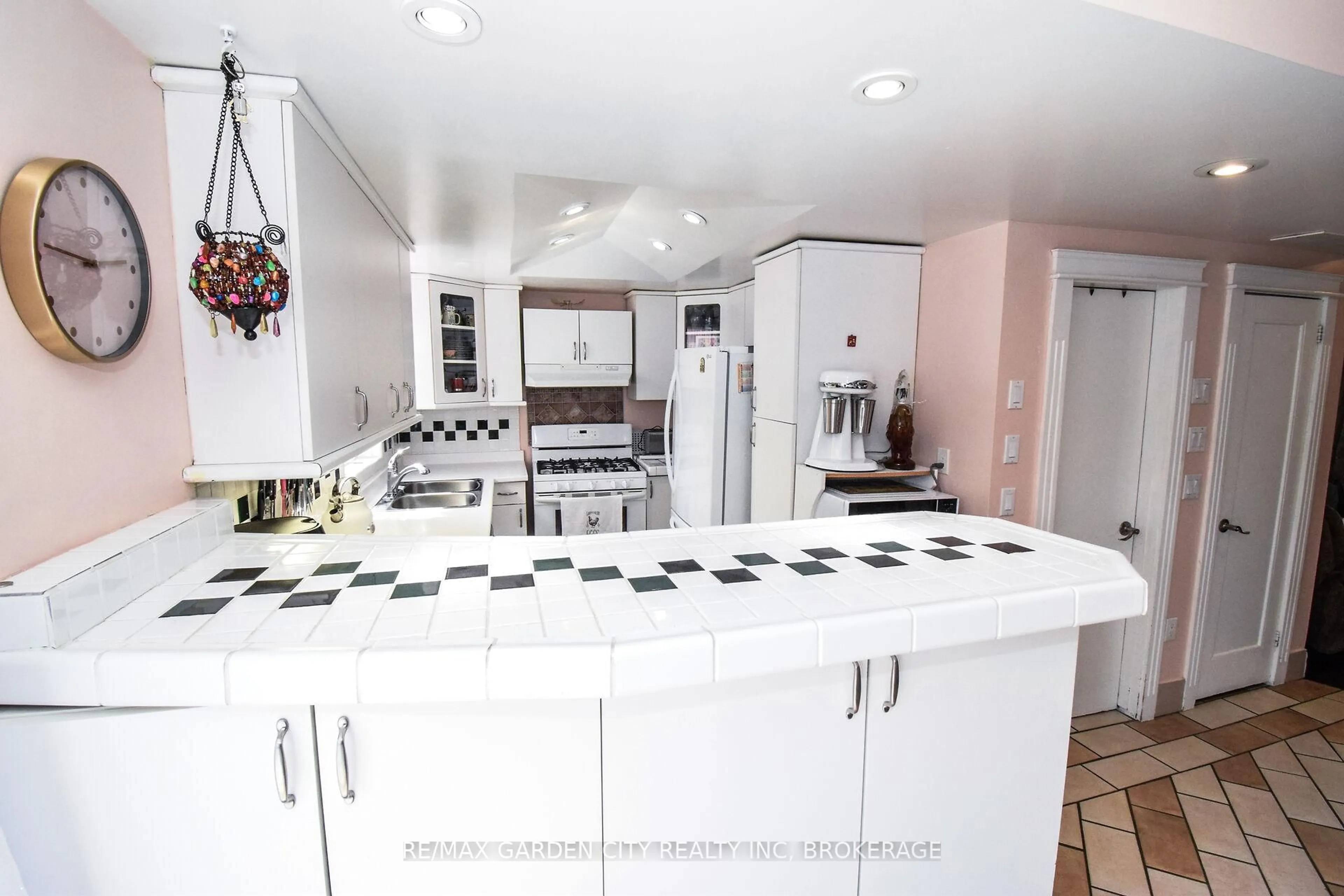 Open concept kitchen, ceramic/tile floor for 39 Clayburn Ave, St. Catharines Ontario L2P 2T8