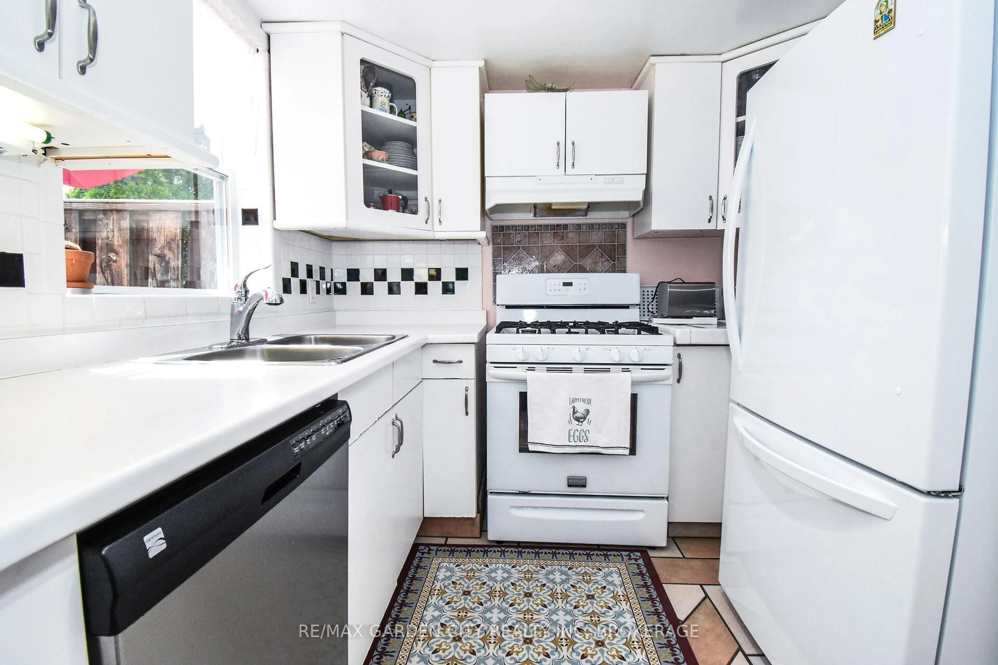 Standard kitchen, ceramic/tile floor for 39 Clayburn Ave, St. Catharines Ontario L2P 2T8