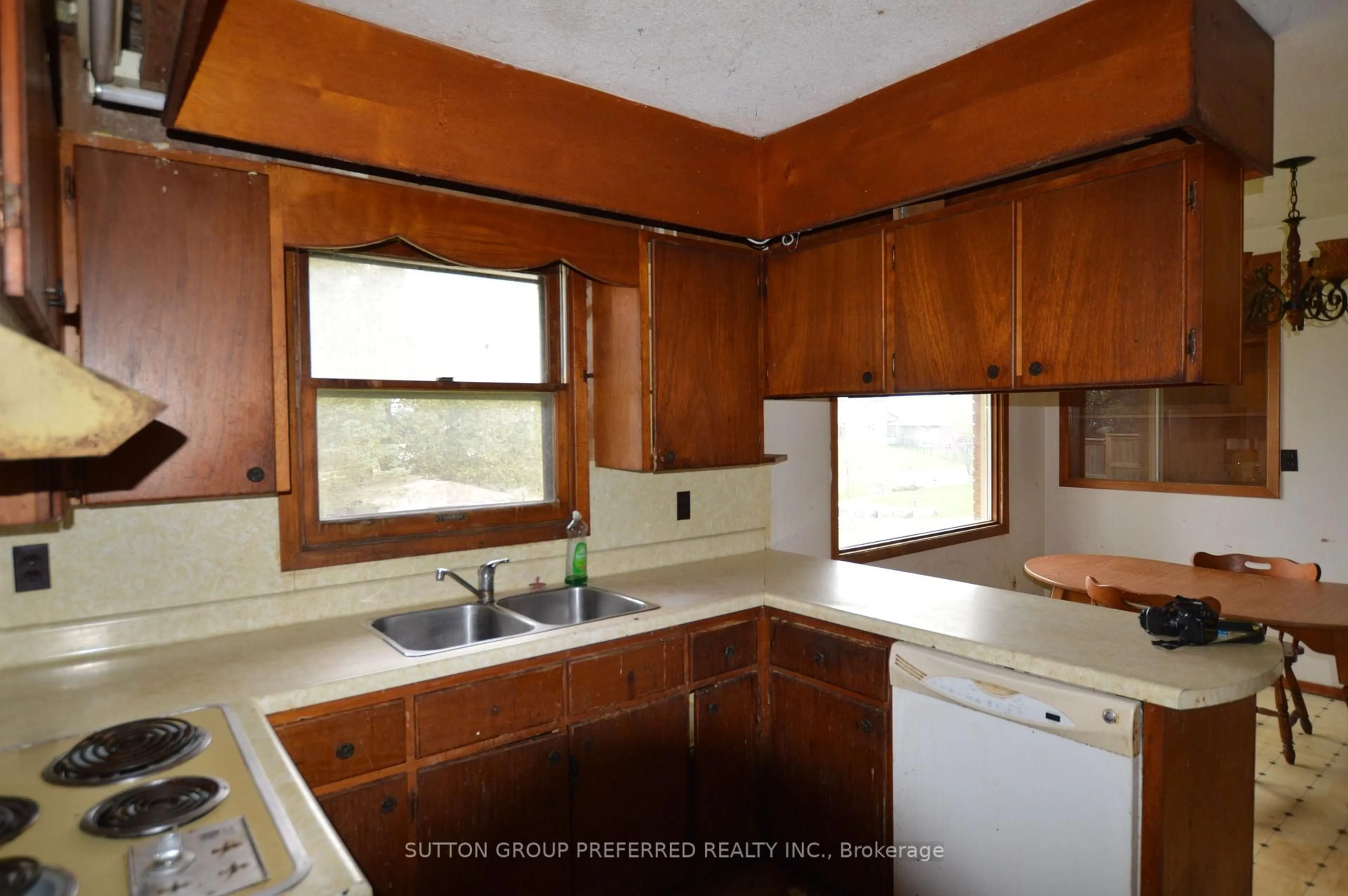 Standard kitchen, ceramic/tile floor for 258 Miller Rd, Dutton/Dunwich Ontario N0L 1J0