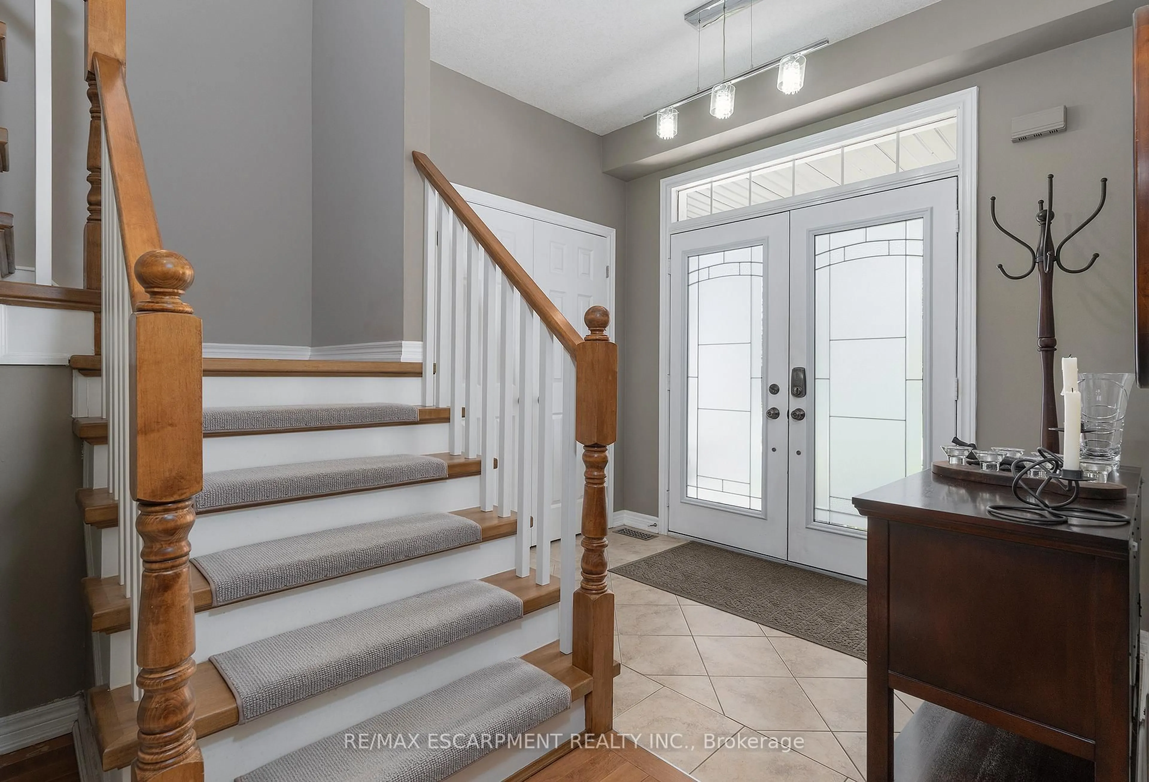 Indoor entryway for 537 VALRIDGE Dr, Hamilton Ontario L9C 0A9
