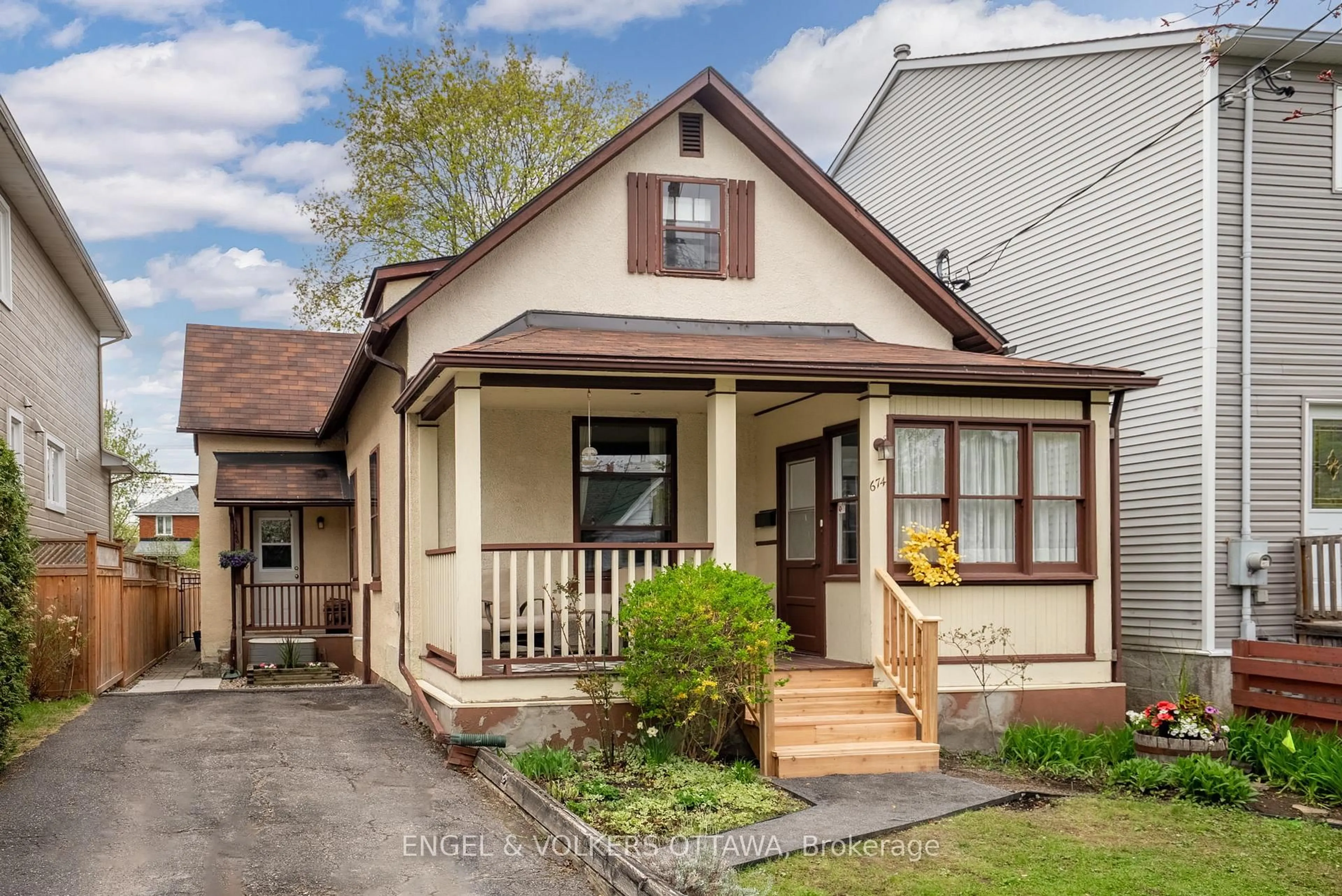 Home with vinyl exterior material, street for 674 Melbourne Ave, Ottawa Ontario K2A 1X5
