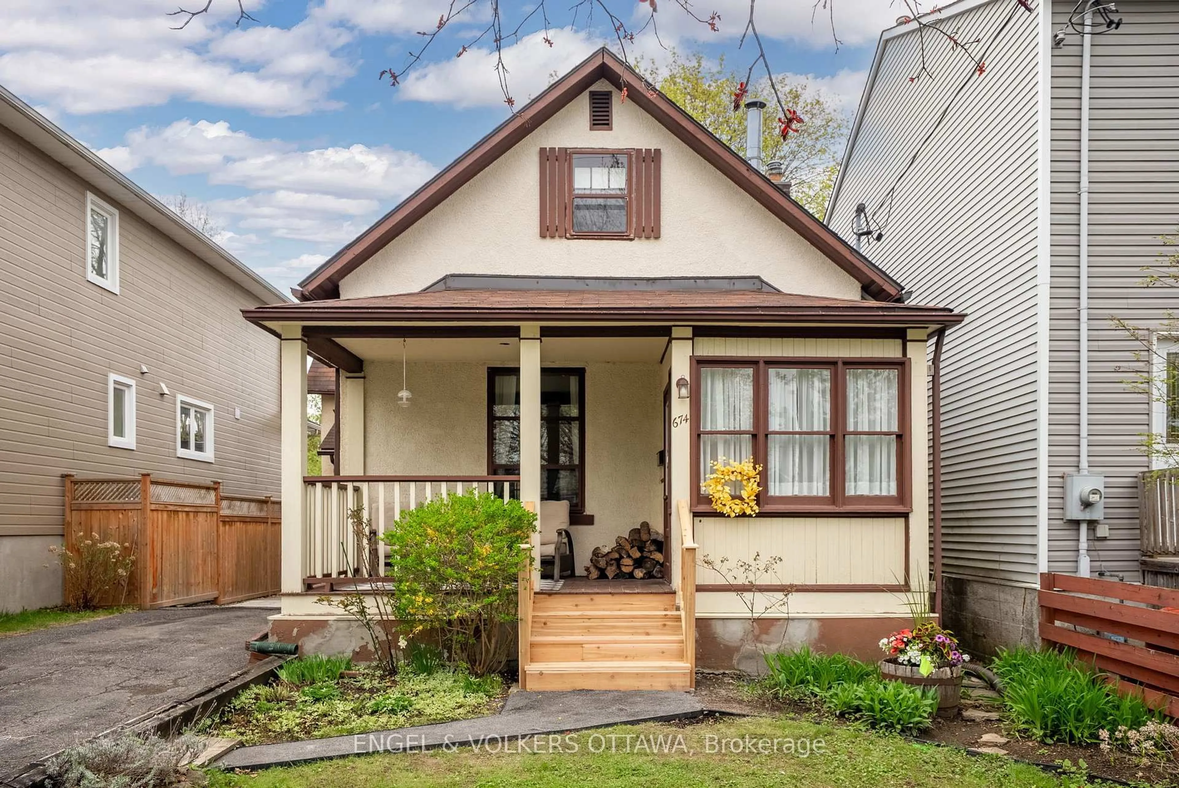 Home with vinyl exterior material, street for 674 Melbourne Ave, Ottawa Ontario K2A 1X5