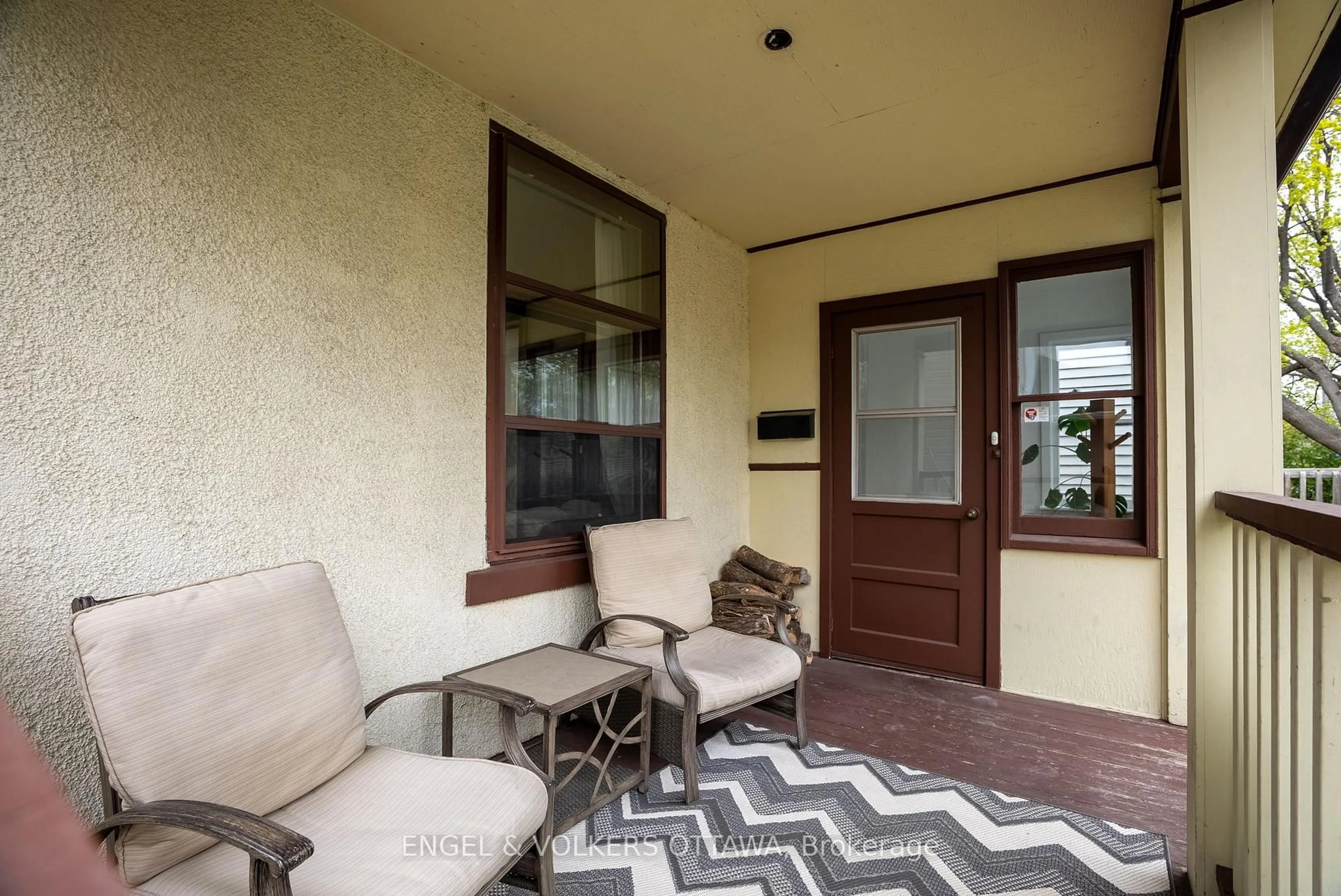 Patio, street for 674 Melbourne Ave, Ottawa Ontario K2A 1X5