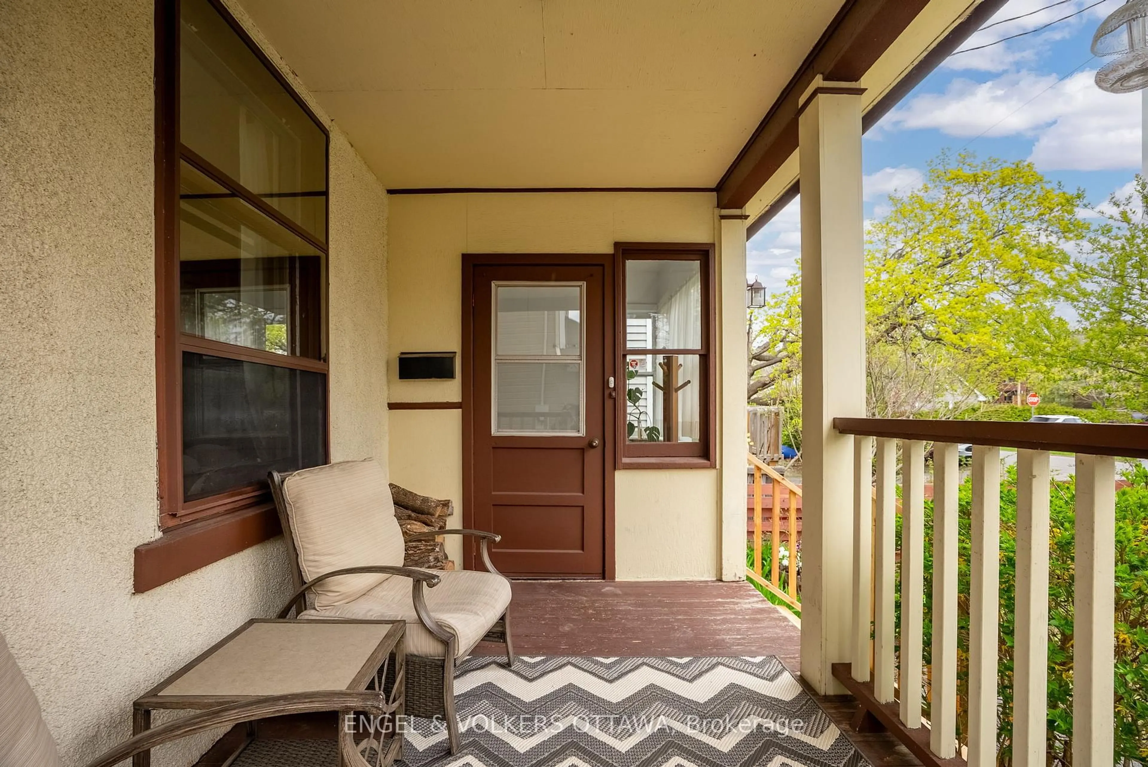 Patio, street for 674 Melbourne Ave, Ottawa Ontario K2A 1X5