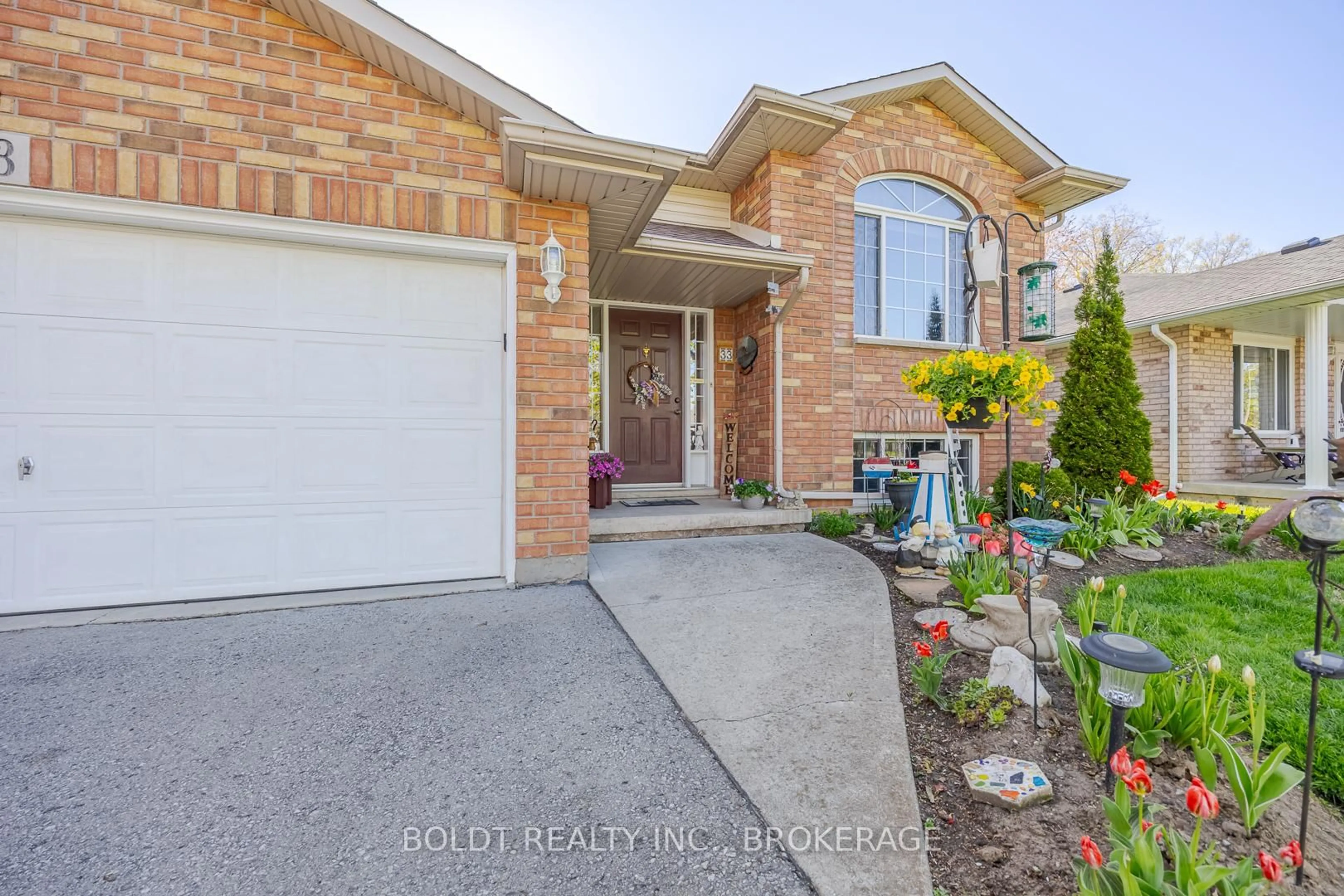 Home with brick exterior material, street for 33 Foxtail Ave, Welland Ontario L3C 7J6