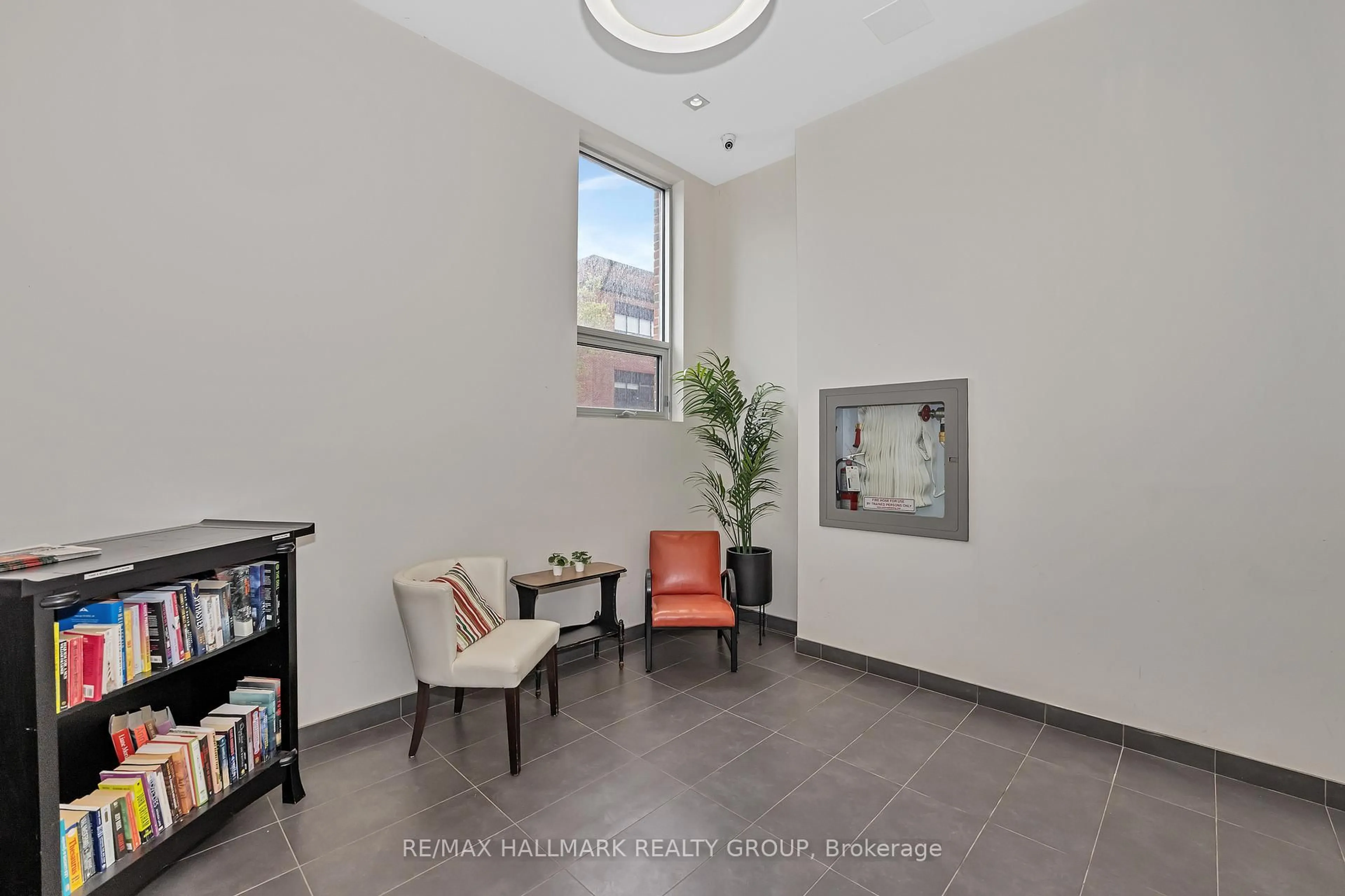 Indoor foyer for 390 Booth St #201, Ottawa Ontario K1R 7K6