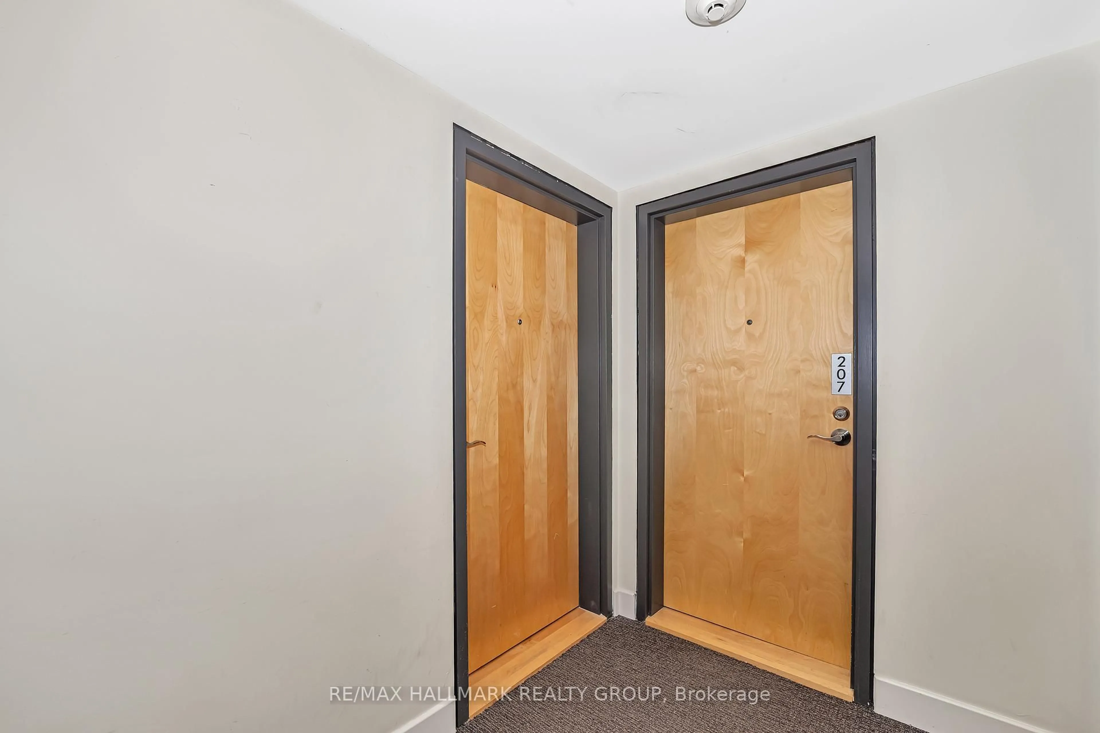 Indoor entryway for 390 Booth St #201, Ottawa Ontario K1R 7K6