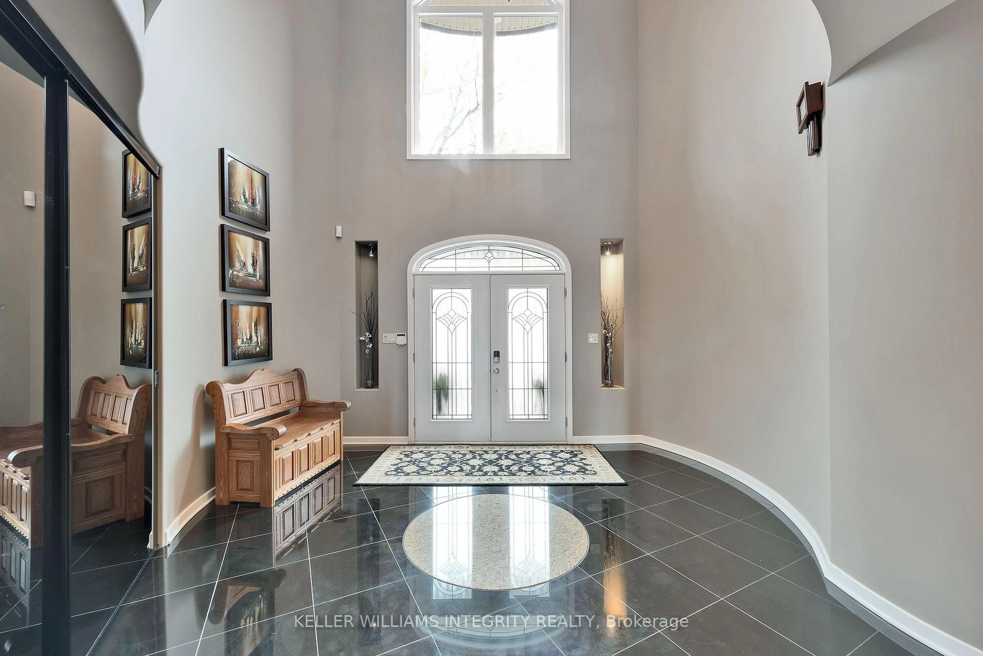 Indoor entryway for 12 Rideau Shore Crt, Ottawa Ontario K2C 3Y8