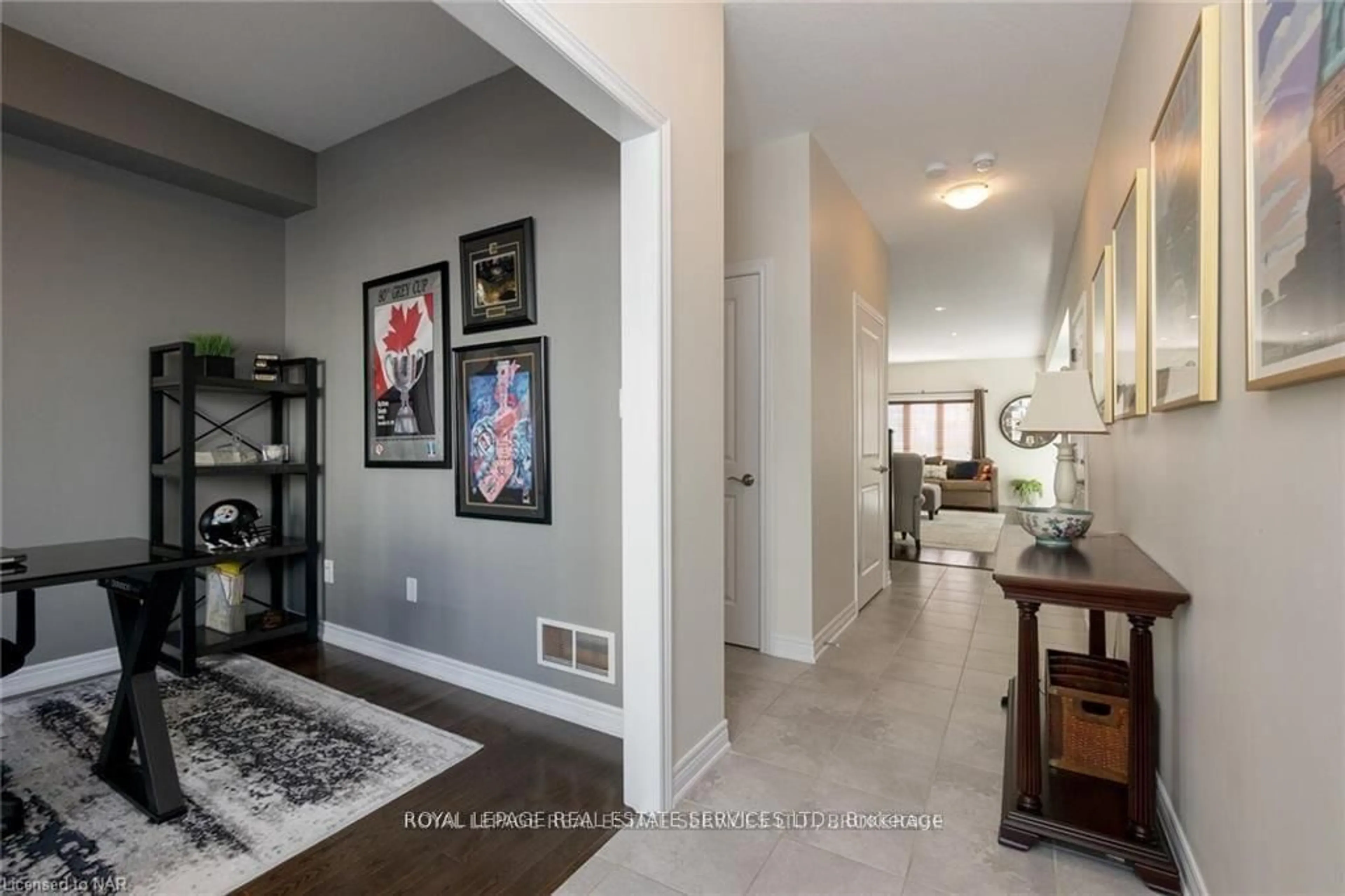 Indoor entryway for 124 Shoreview Pl, Hamilton Ontario L8E 0J4