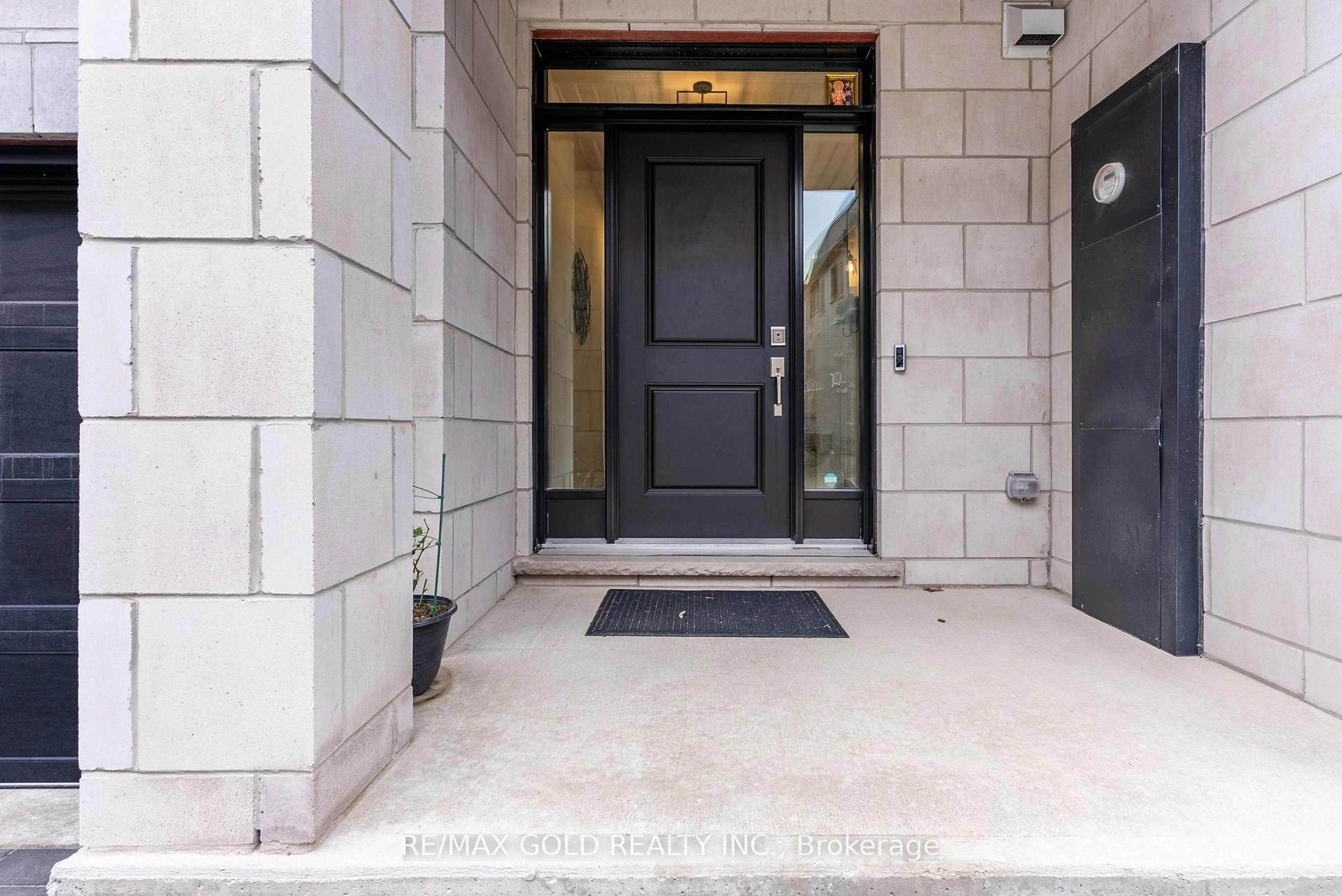Indoor entryway for 143 Elgin St #19, Cambridge Ontario N1R 0E1