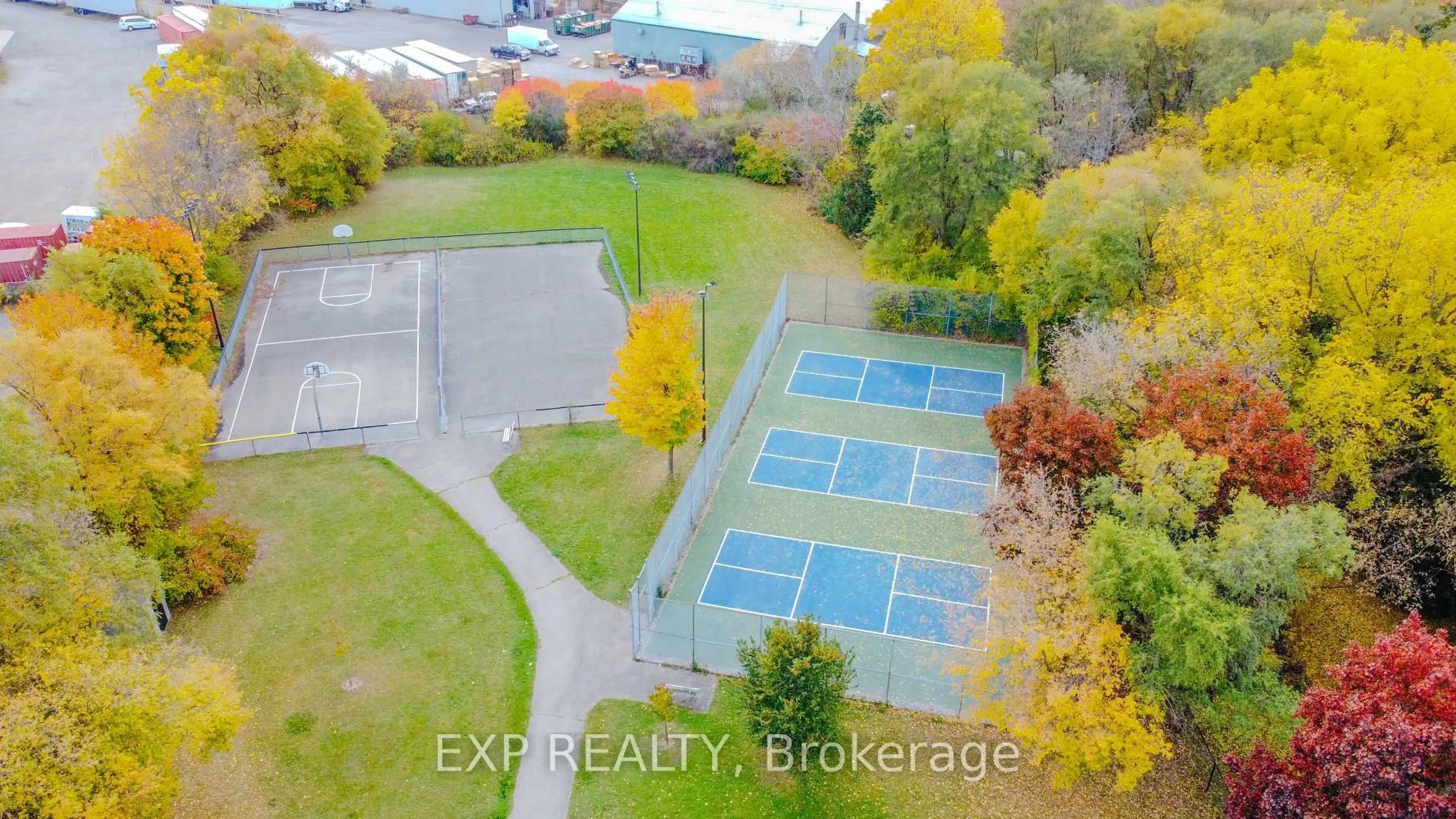 A pic from outside/outdoor area/front of a property/back of a property/a pic from drone, unknown for 750 Lawrence St #37, Cambridge Ontario N3H 0A9