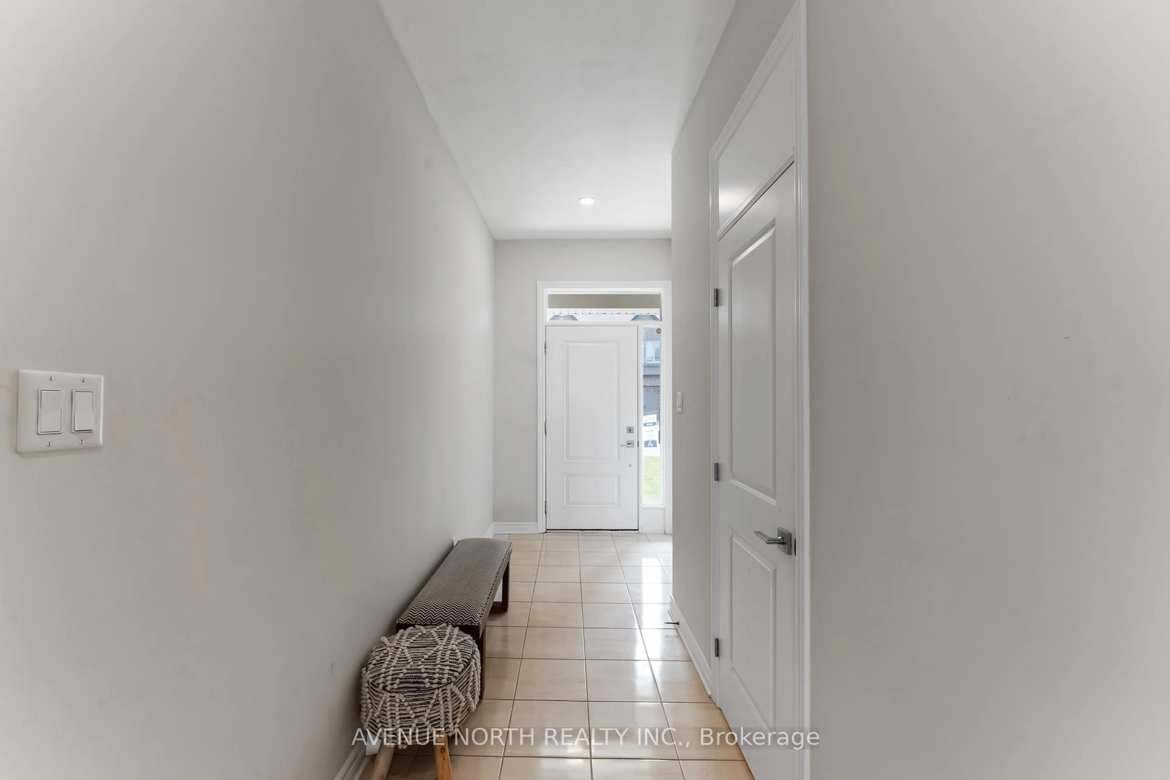 Indoor entryway for 121 Nepeta Cres, Ottawa Ontario K1T 0S5
