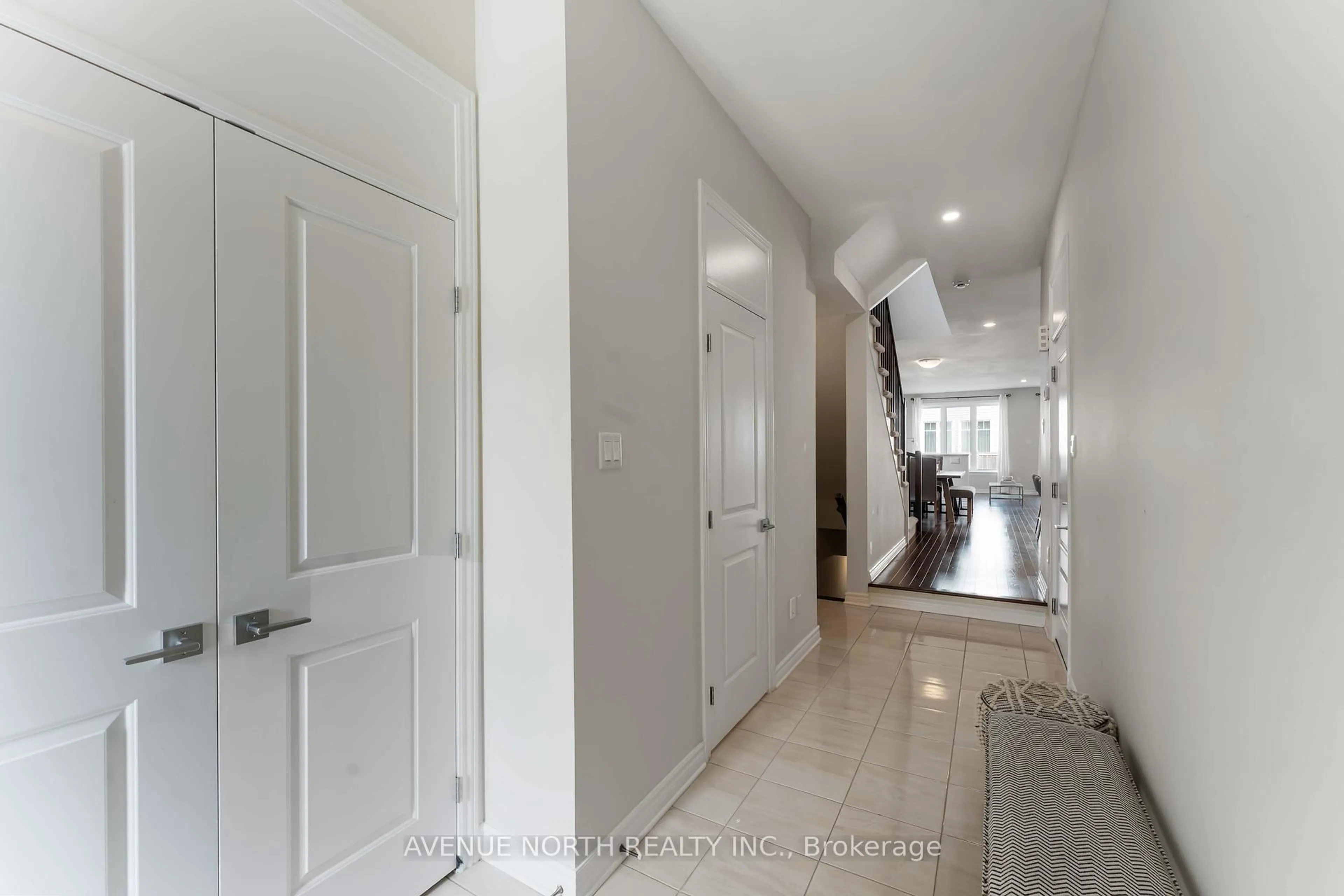 Indoor entryway for 121 Nepeta Cres, Ottawa Ontario K1T 0S5