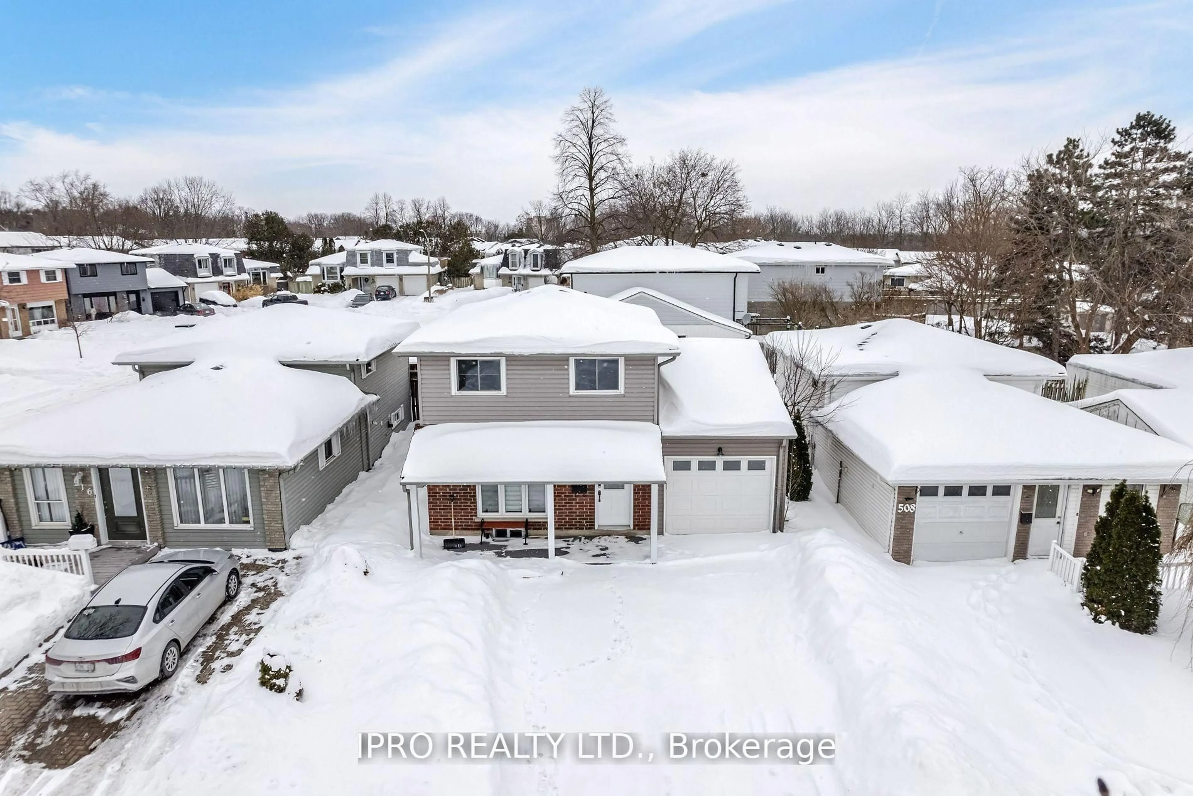 A pic from outside/outdoor area/front of a property/back of a property/a pic from drone, street for 512 Pinetree Cres, Cambridge Ontario N3H 4X5